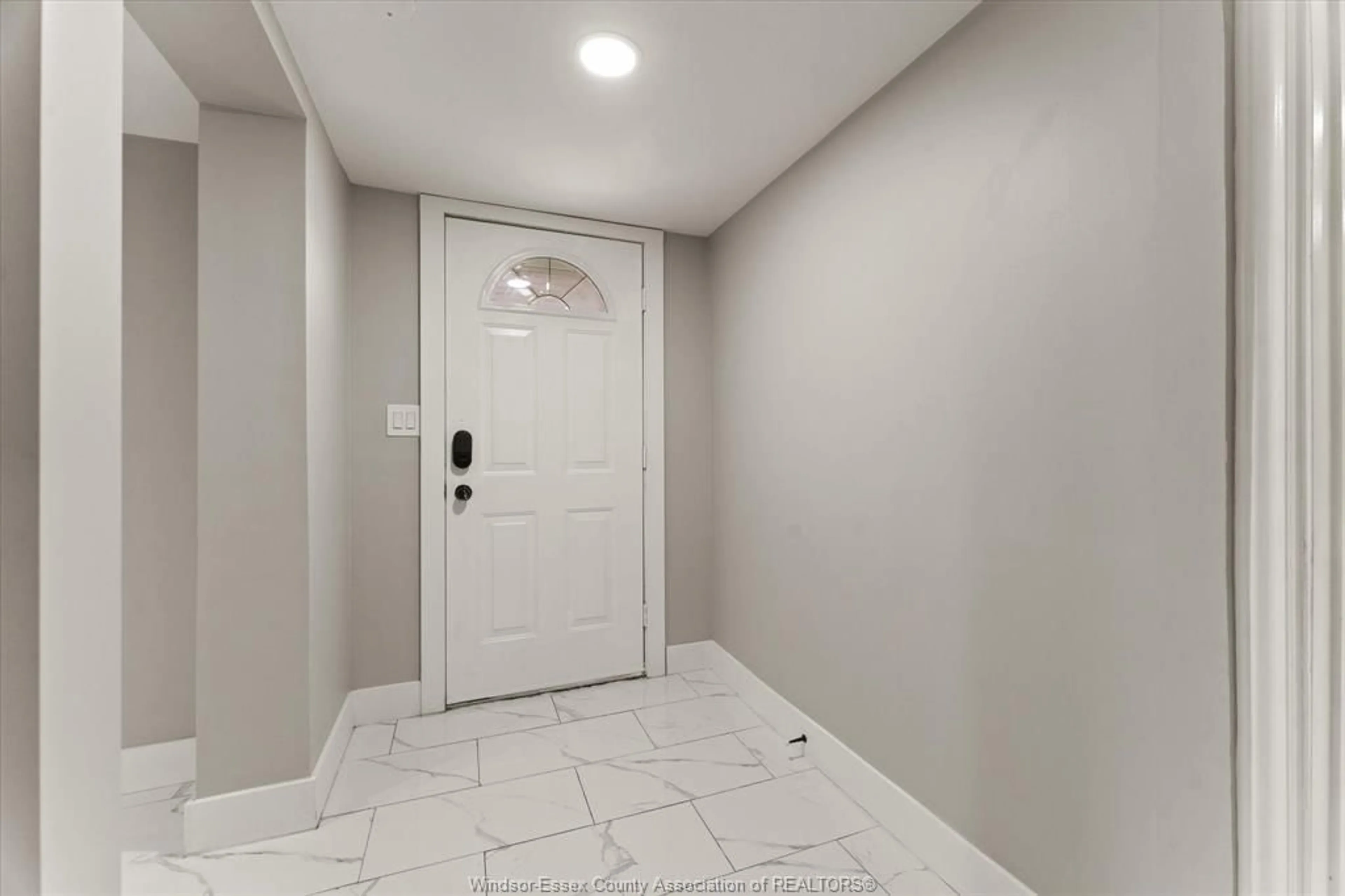 Indoor entryway for 2056 JEFFERSON, Windsor Ontario N8T 2W4