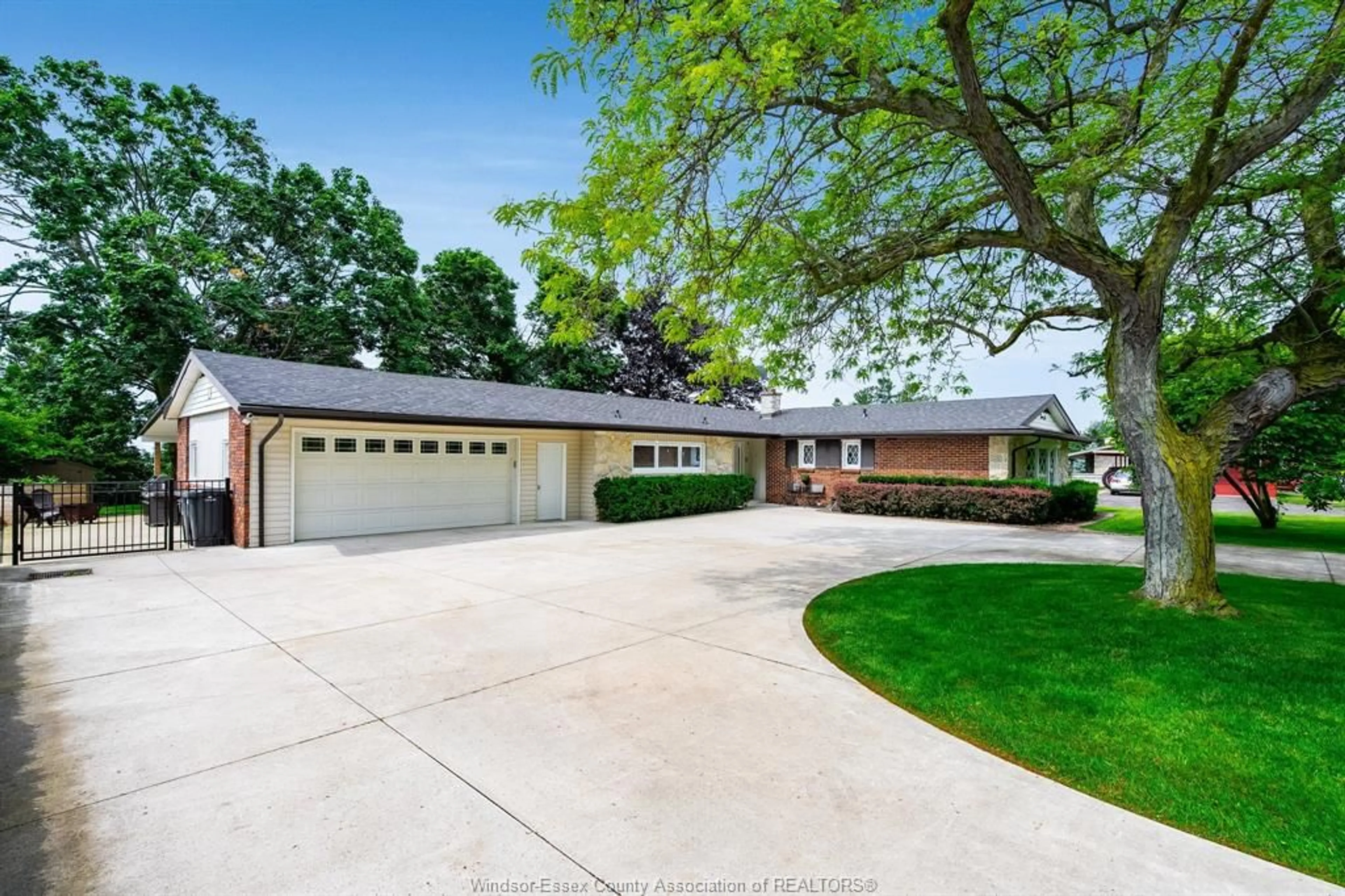 A pic from outside/outdoor area/front of a property/back of a property/a pic from drone, street for 26 CREST VIEW Dr, Leamington Ontario N8H 4H8