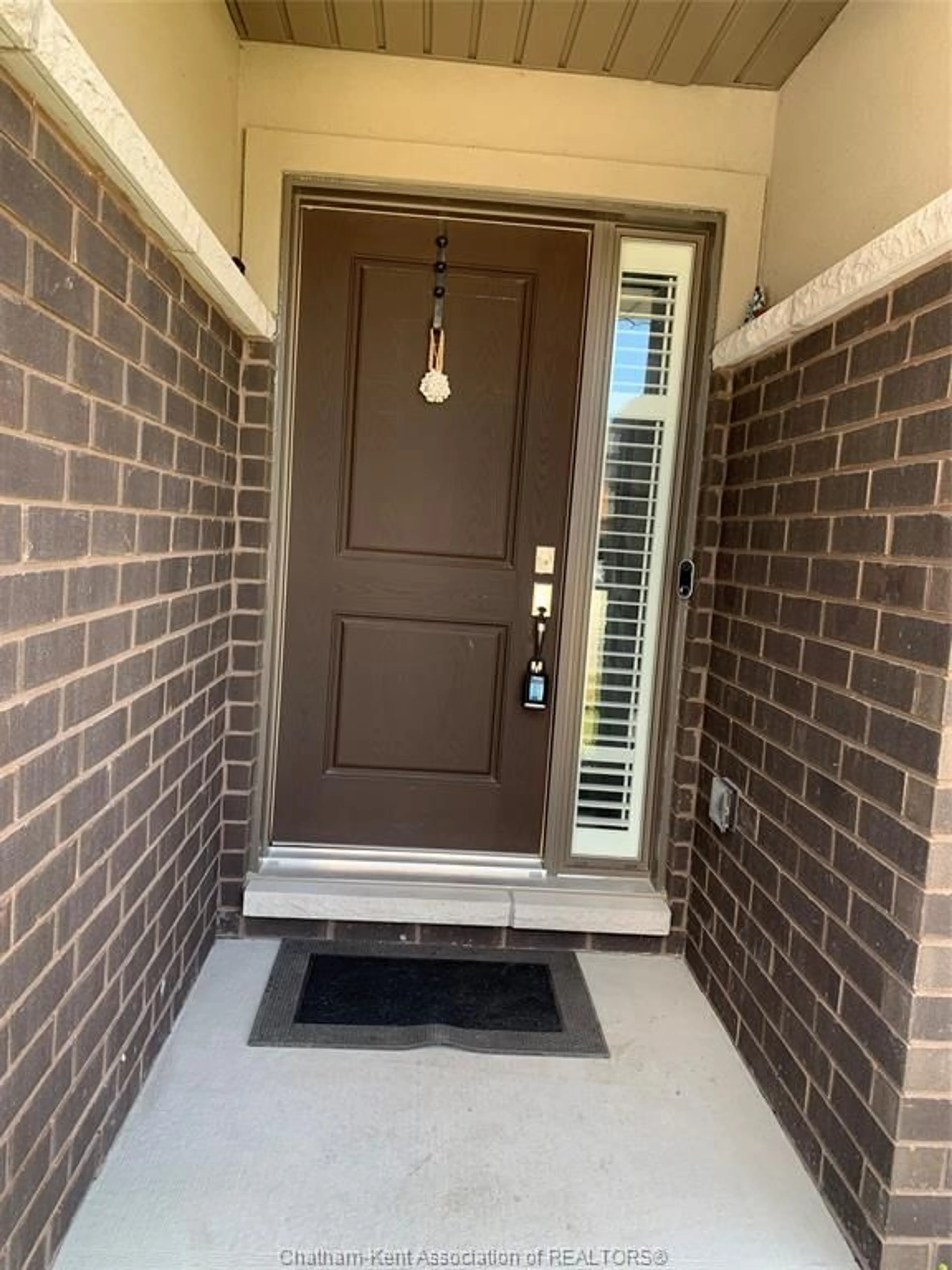 Indoor entryway for 44 Churchill Park Rd, Chatham Ontario N7M 0R8