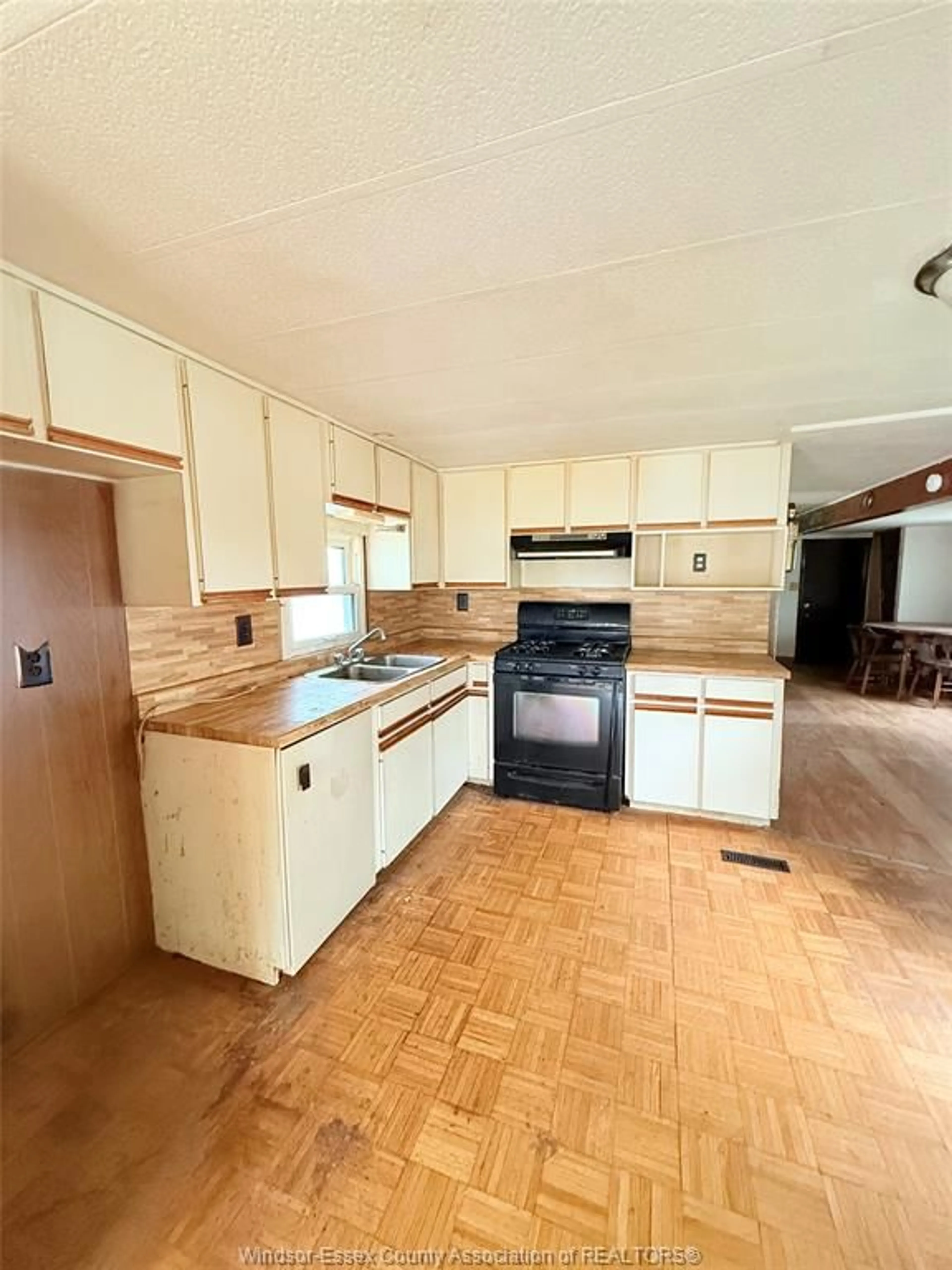 Standard kitchen, unknown for 36 DANA, Essex Ontario N8M 1Z1