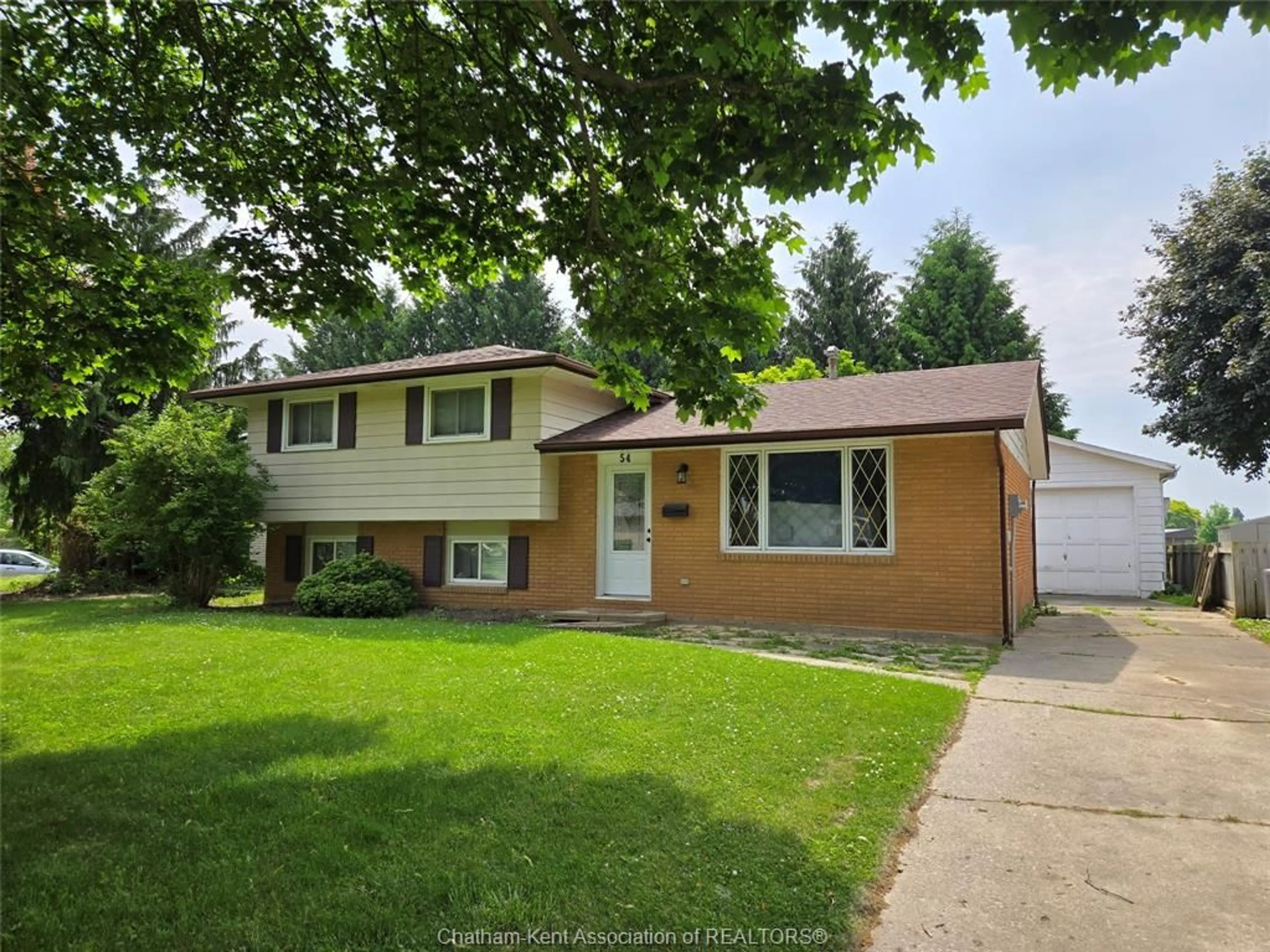 Home with vinyl exterior material, street for 54 Finch Ave, Chatham Ontario N7L 1H6