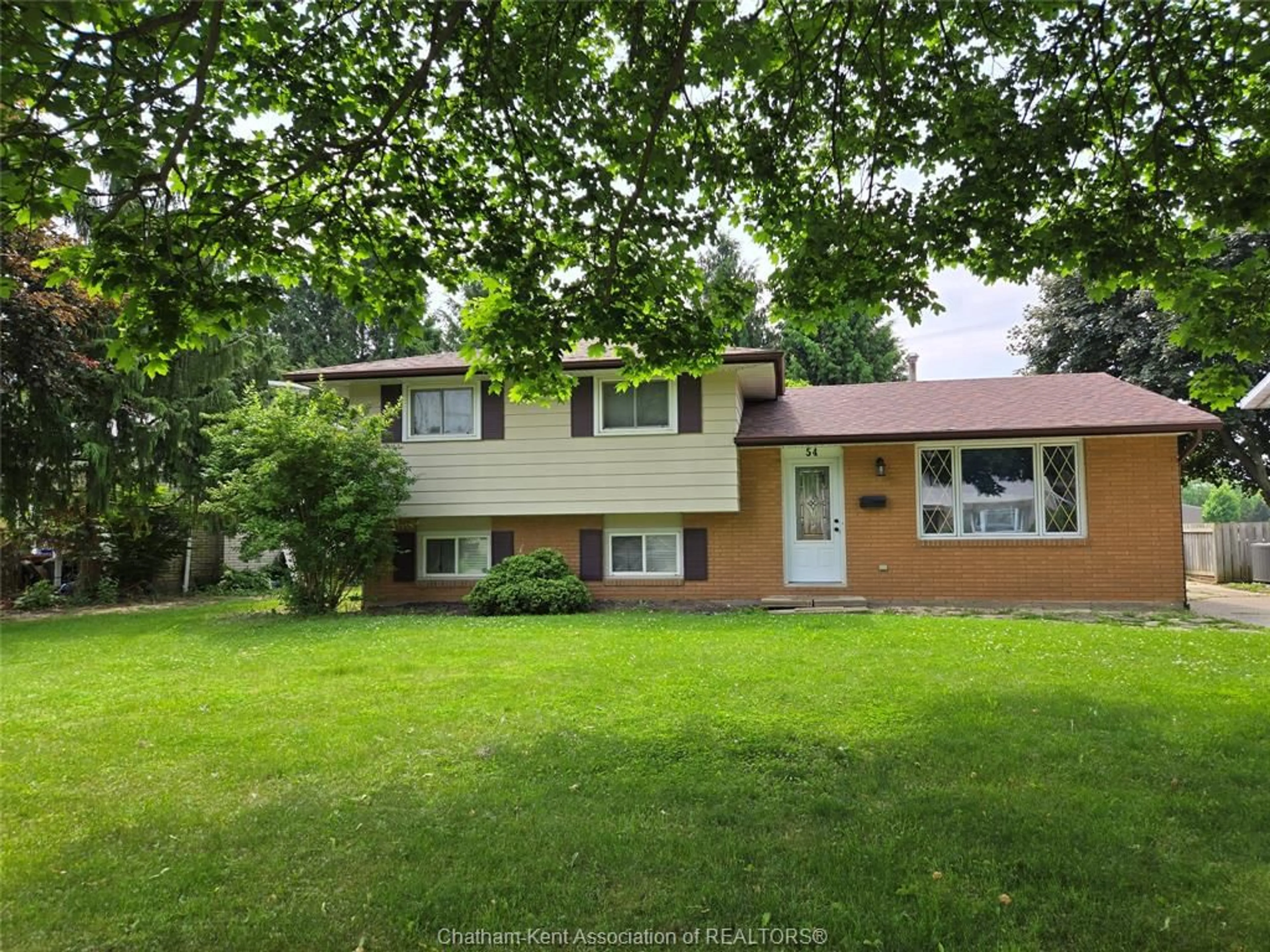 Home with vinyl exterior material, street for 54 Finch Ave, Chatham Ontario N7L 1H6
