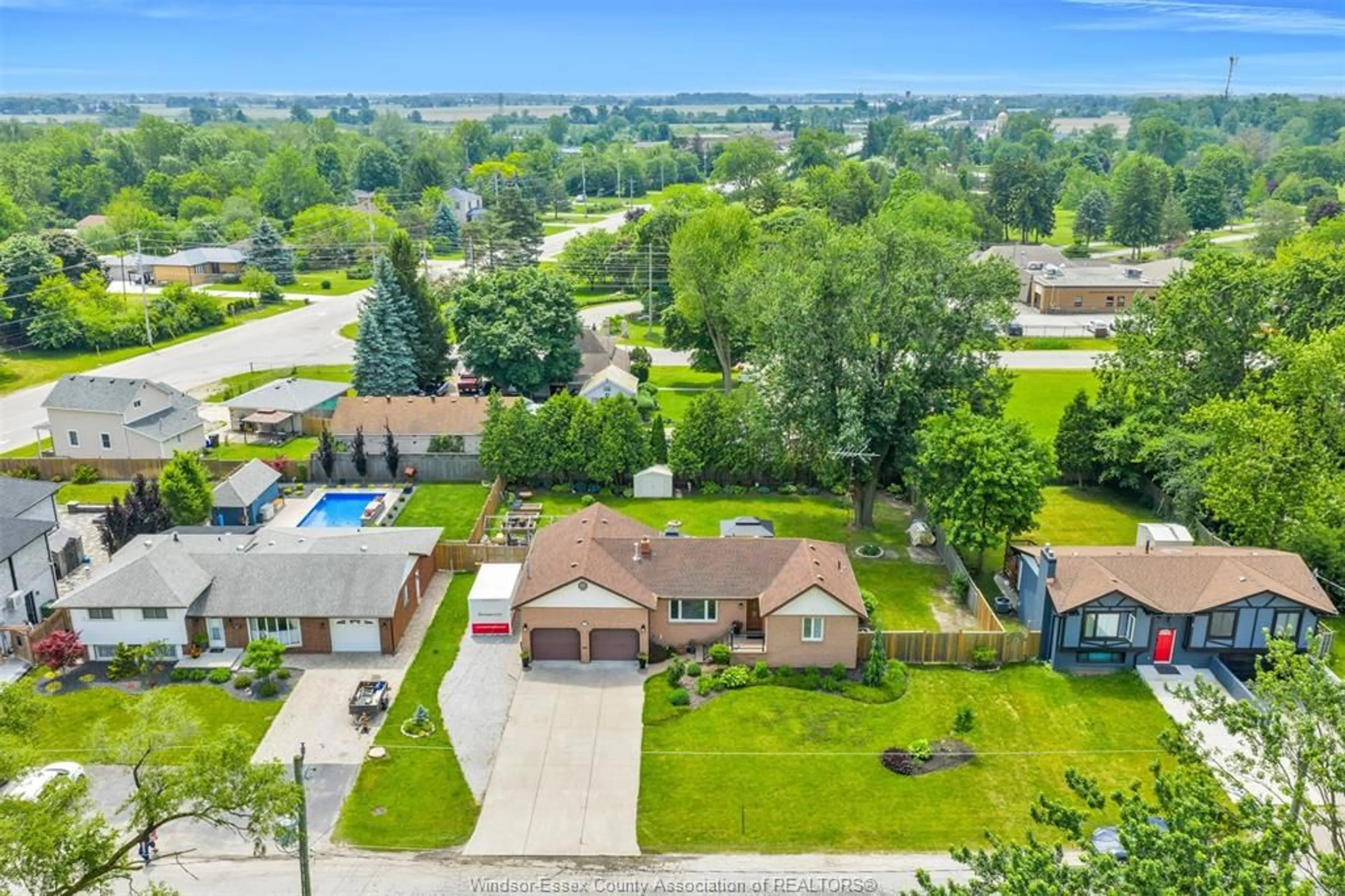 A pic from outside/outdoor area/front of a property/back of a property/a pic from drone, street for 1065 EASTBOURNE Ave, LaSalle Ontario N9H 1B6