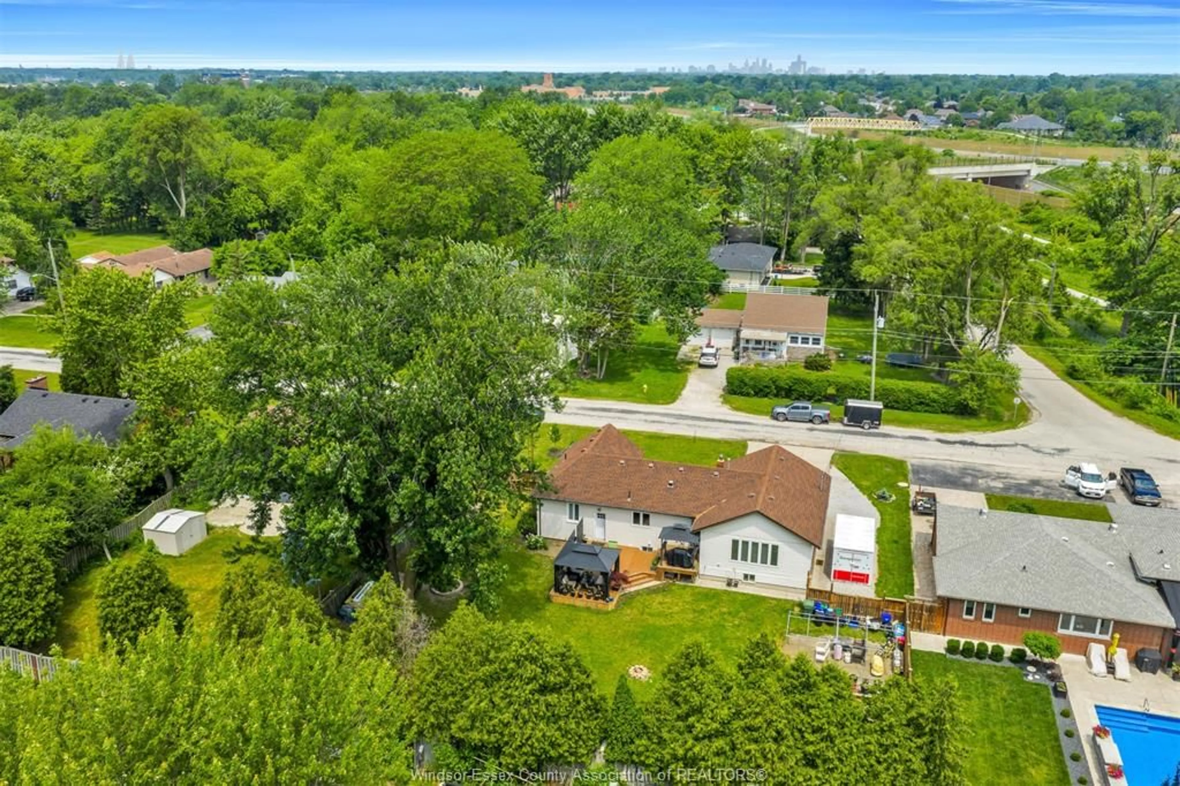 A pic from outside/outdoor area/front of a property/back of a property/a pic from drone, unknown for 1065 EASTBOURNE Ave, LaSalle Ontario N9H 1B6