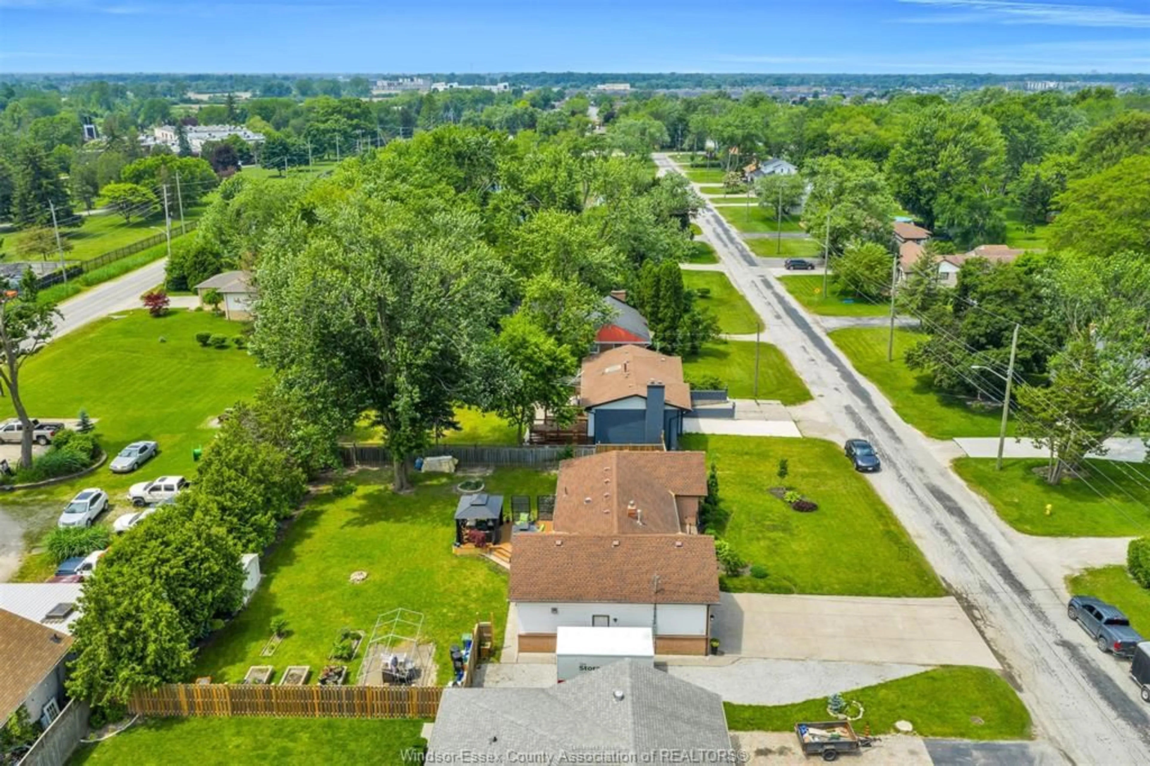 A pic from outside/outdoor area/front of a property/back of a property/a pic from drone, unknown for 1065 EASTBOURNE Ave, LaSalle Ontario N9H 1B6