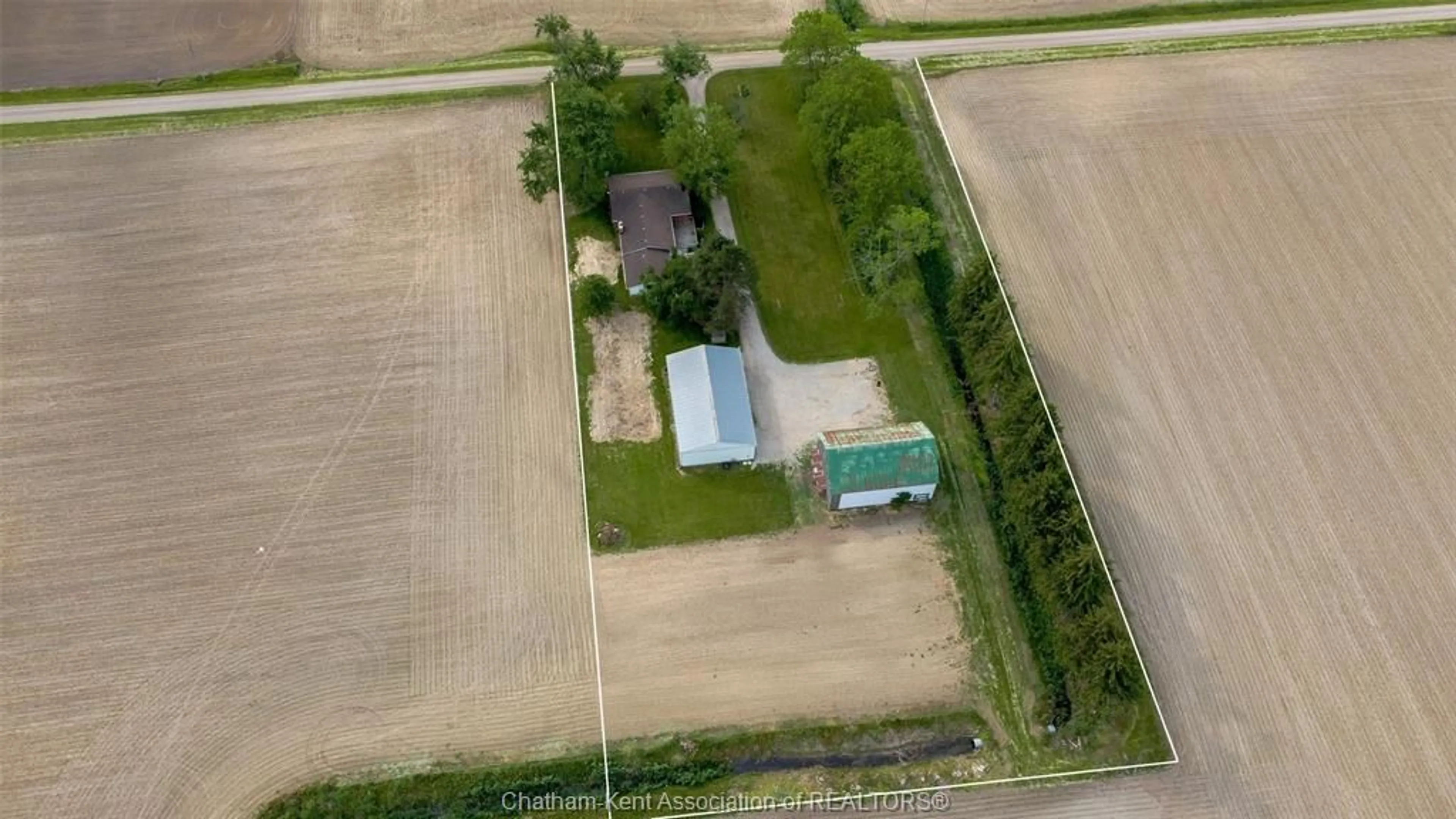 A pic from outside/outdoor area/front of a property/back of a property/a pic from drone, building for 12567 BLOCK Line, Thamesville Ontario N0P 2K0