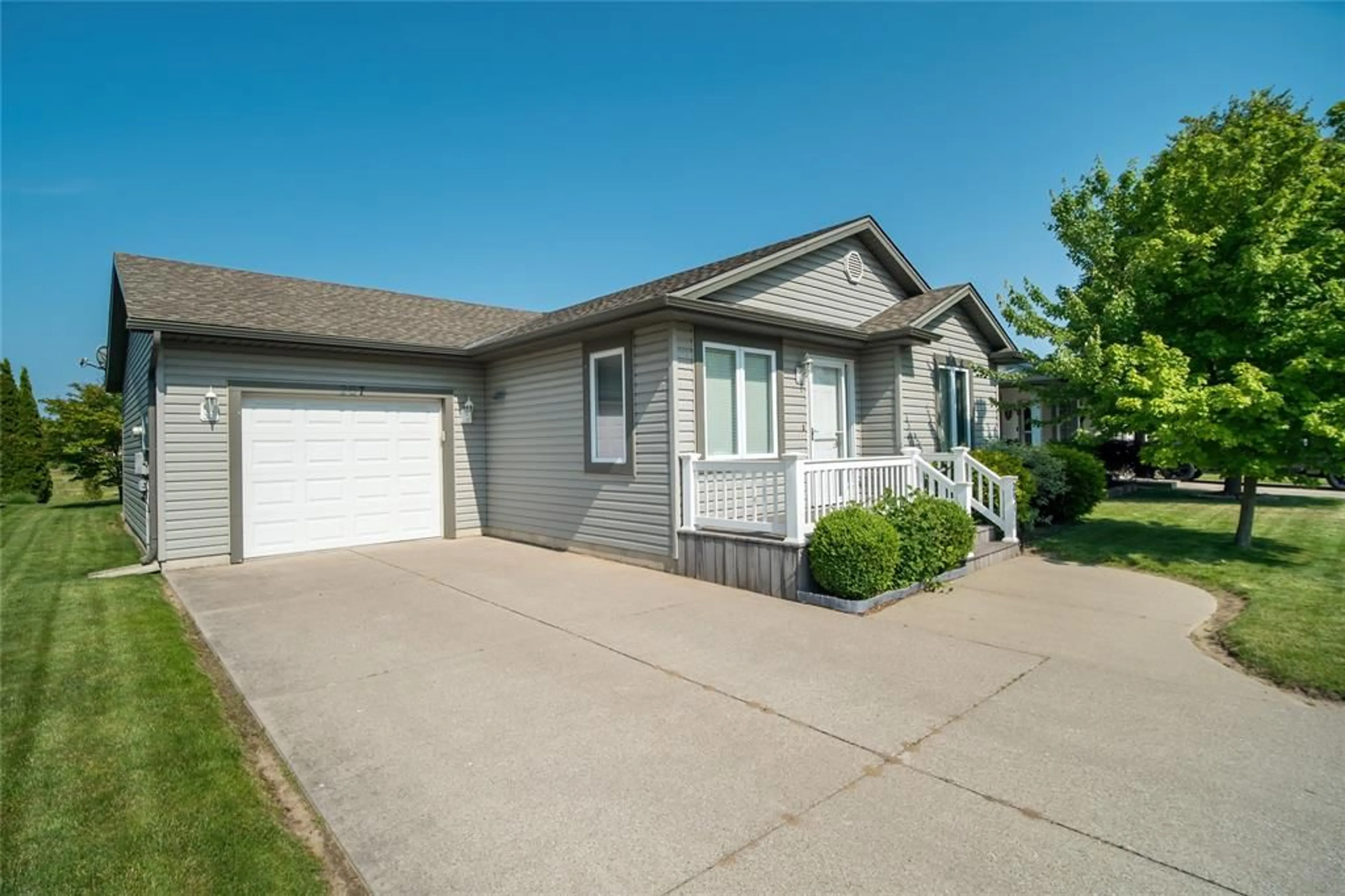 Home with vinyl exterior material, street for 1940 LONDON Line #207, Sarnia Ontario N7W 1B5