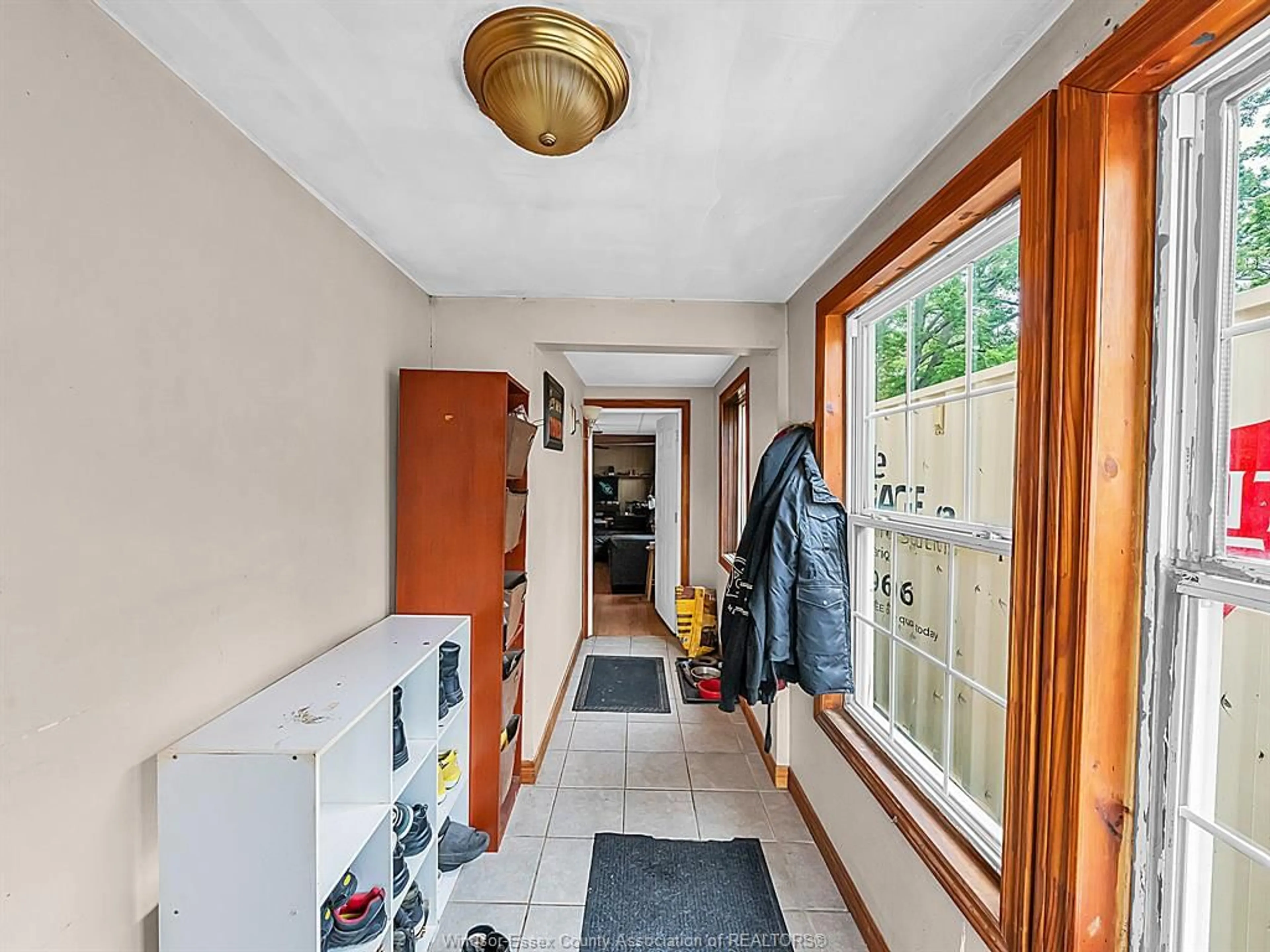 Indoor entryway for 909 BUSHEY St, Stoney Point Ontario N0R 1N0