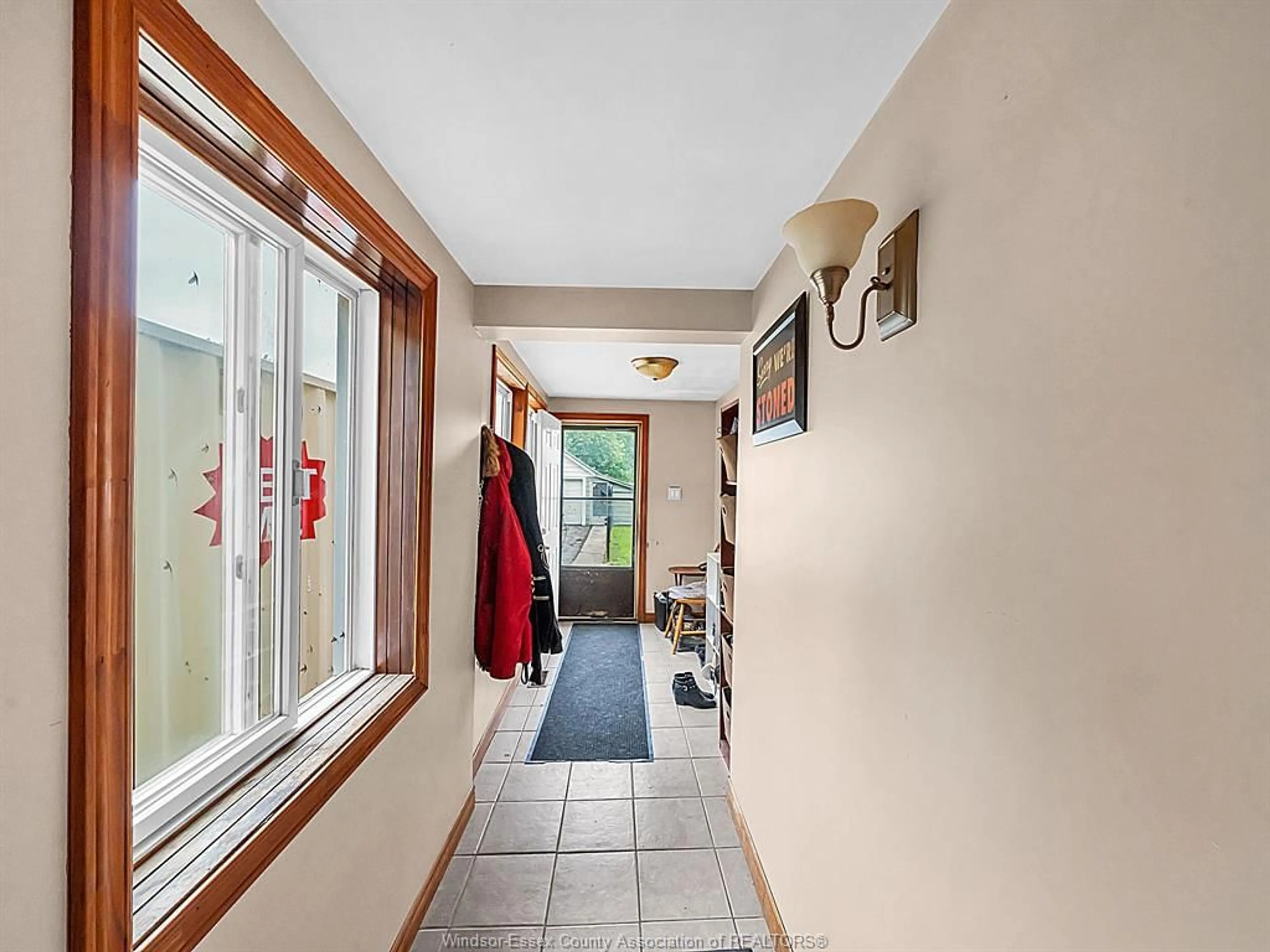Indoor foyer for 909 BUSHEY St, Stoney Point Ontario N0R 1N0