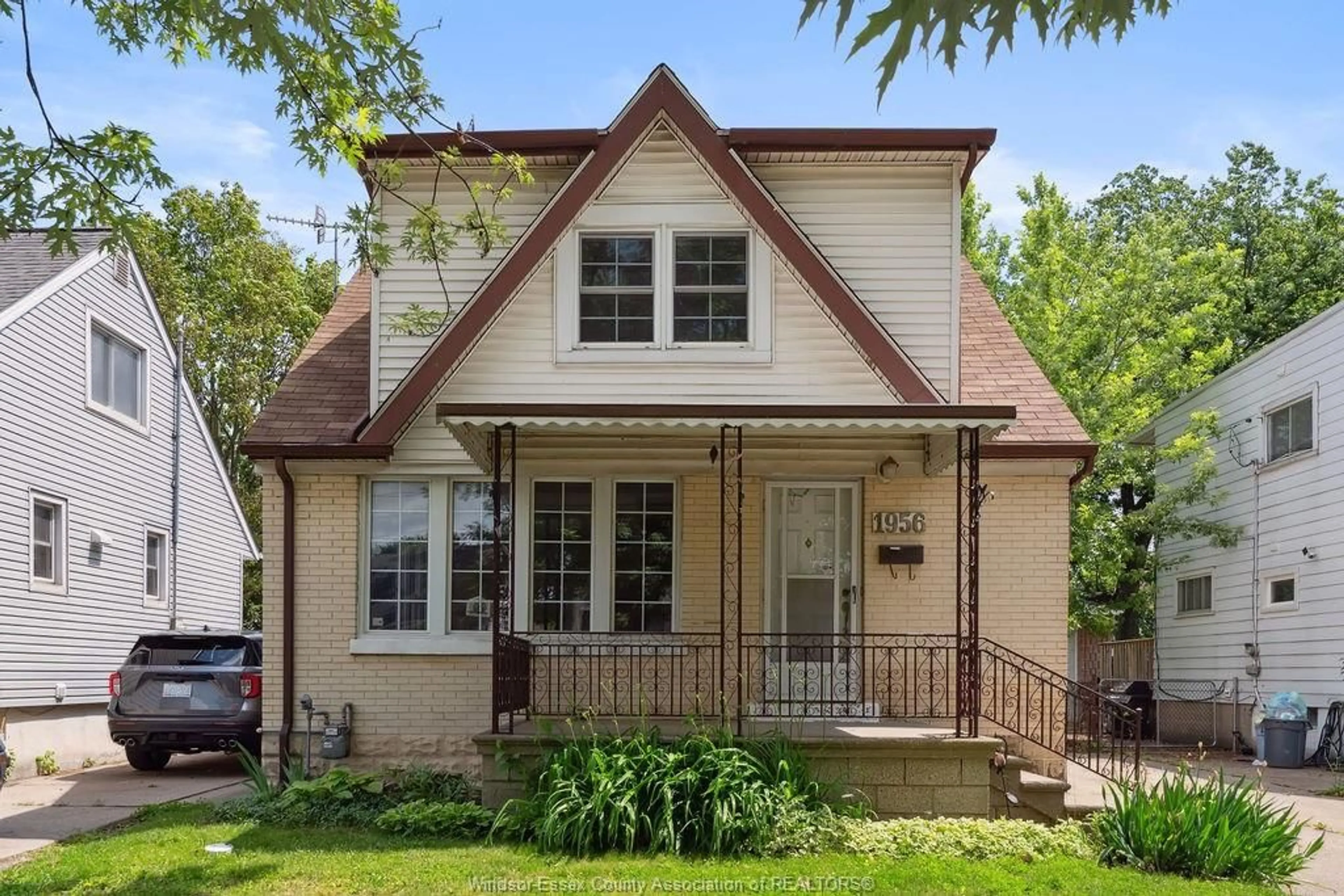 Home with vinyl exterior material, street for 1956 FRANCOIS, Windsor Ontario N8W 4S8