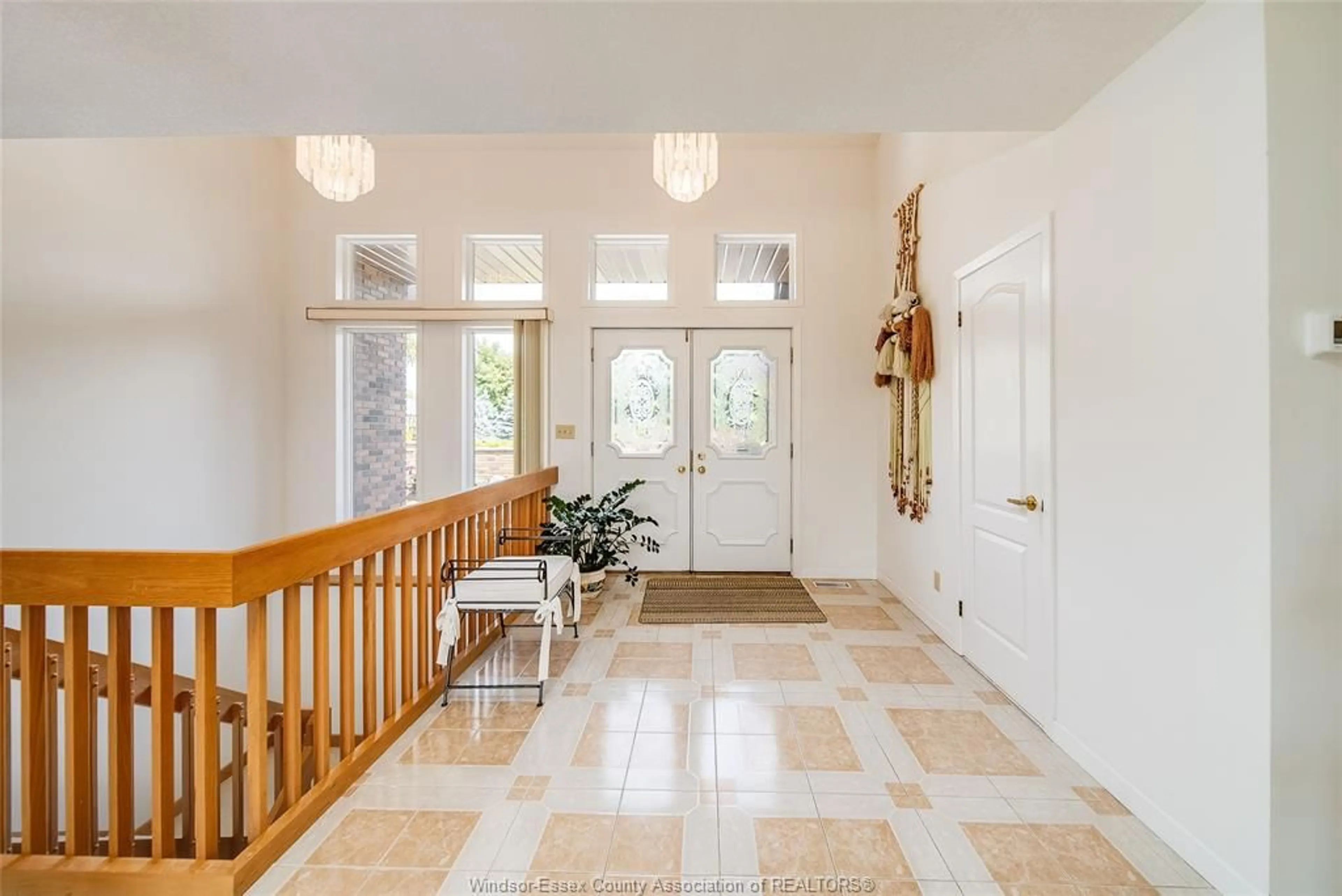 Indoor entryway for 5 LATHROP, Leamington Ontario N8H 4T1