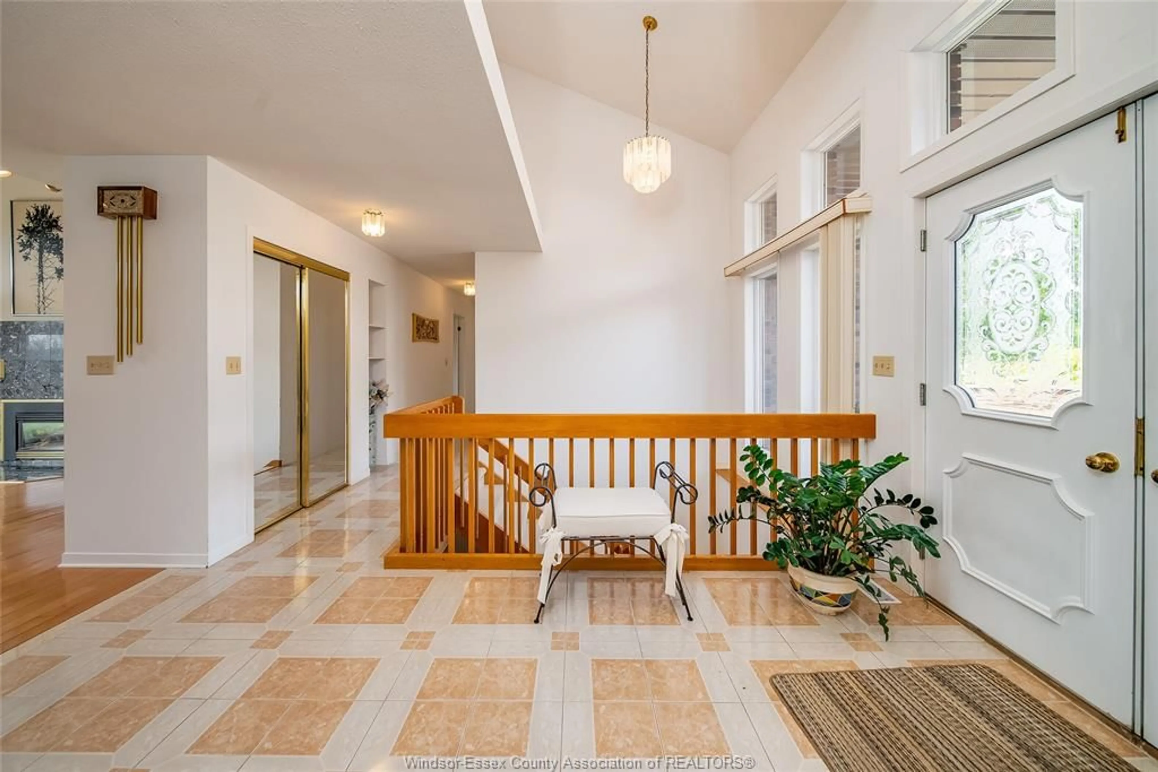 Indoor foyer for 5 LATHROP, Leamington Ontario N8H 4T1