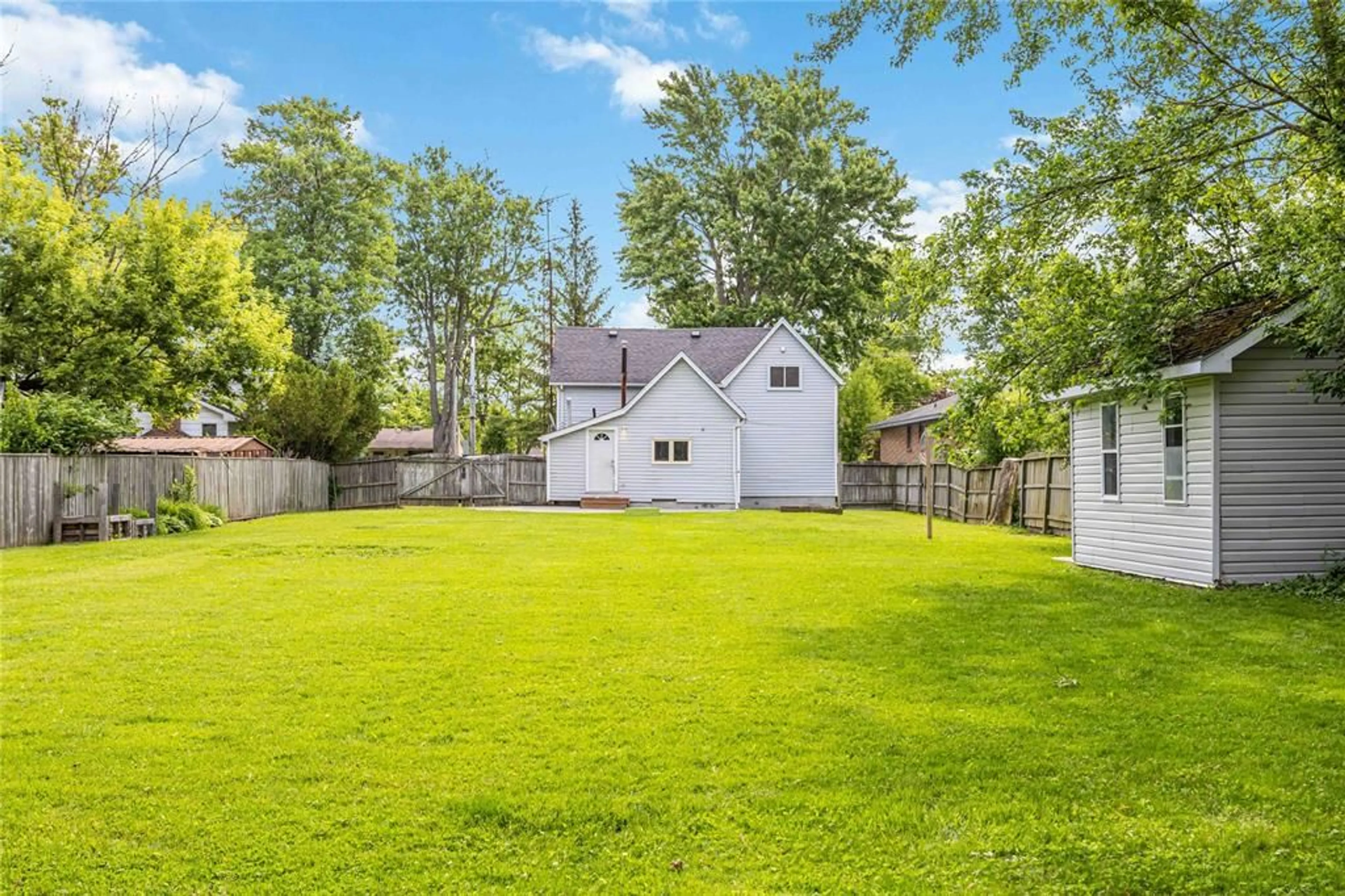 Patio, street for 337 EUREKA St, Petrolia Ontario N0N 1R0