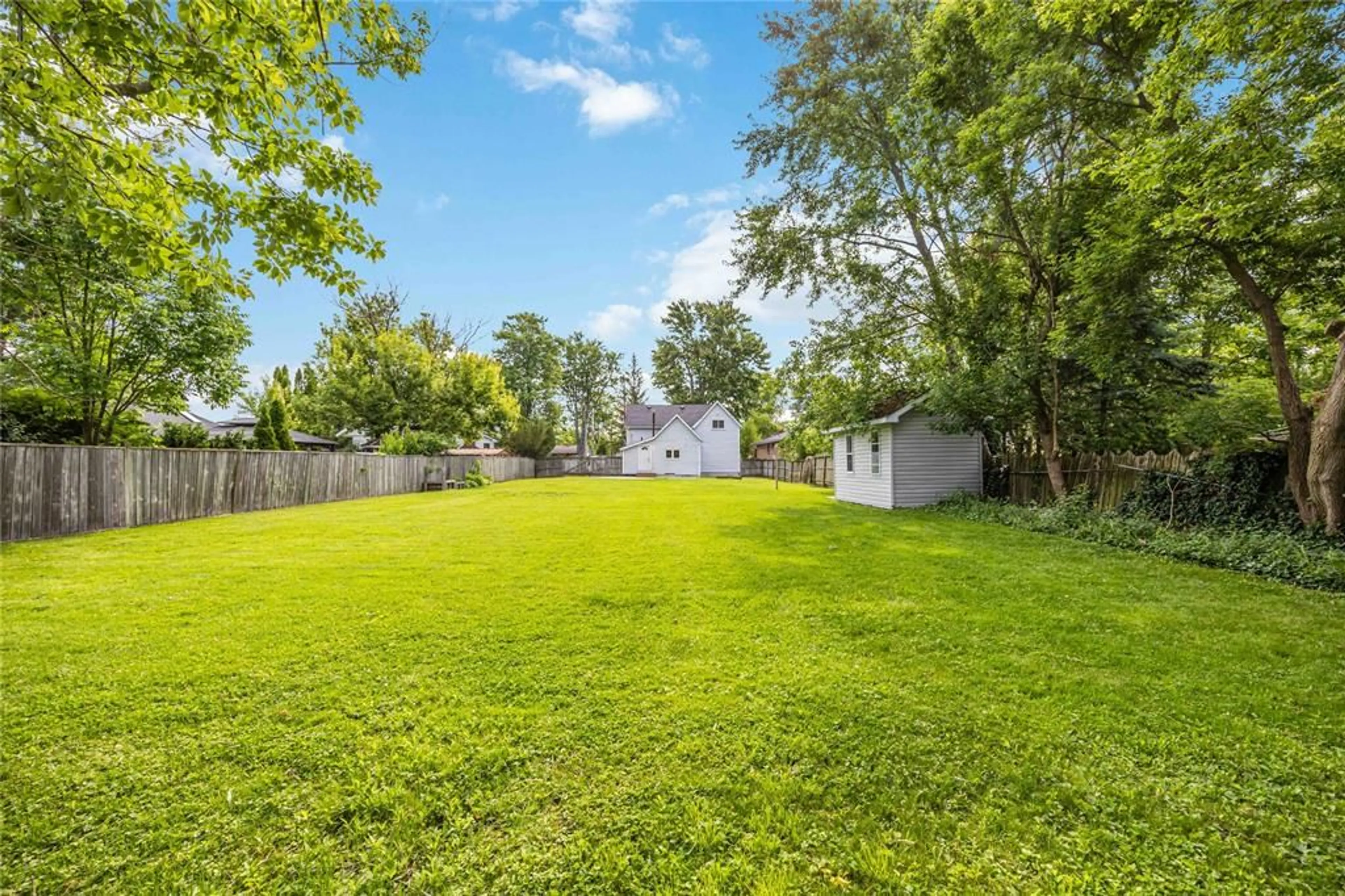 A pic from outside/outdoor area/front of a property/back of a property/a pic from drone, unknown for 337 EUREKA St, Petrolia Ontario N0N 1R0