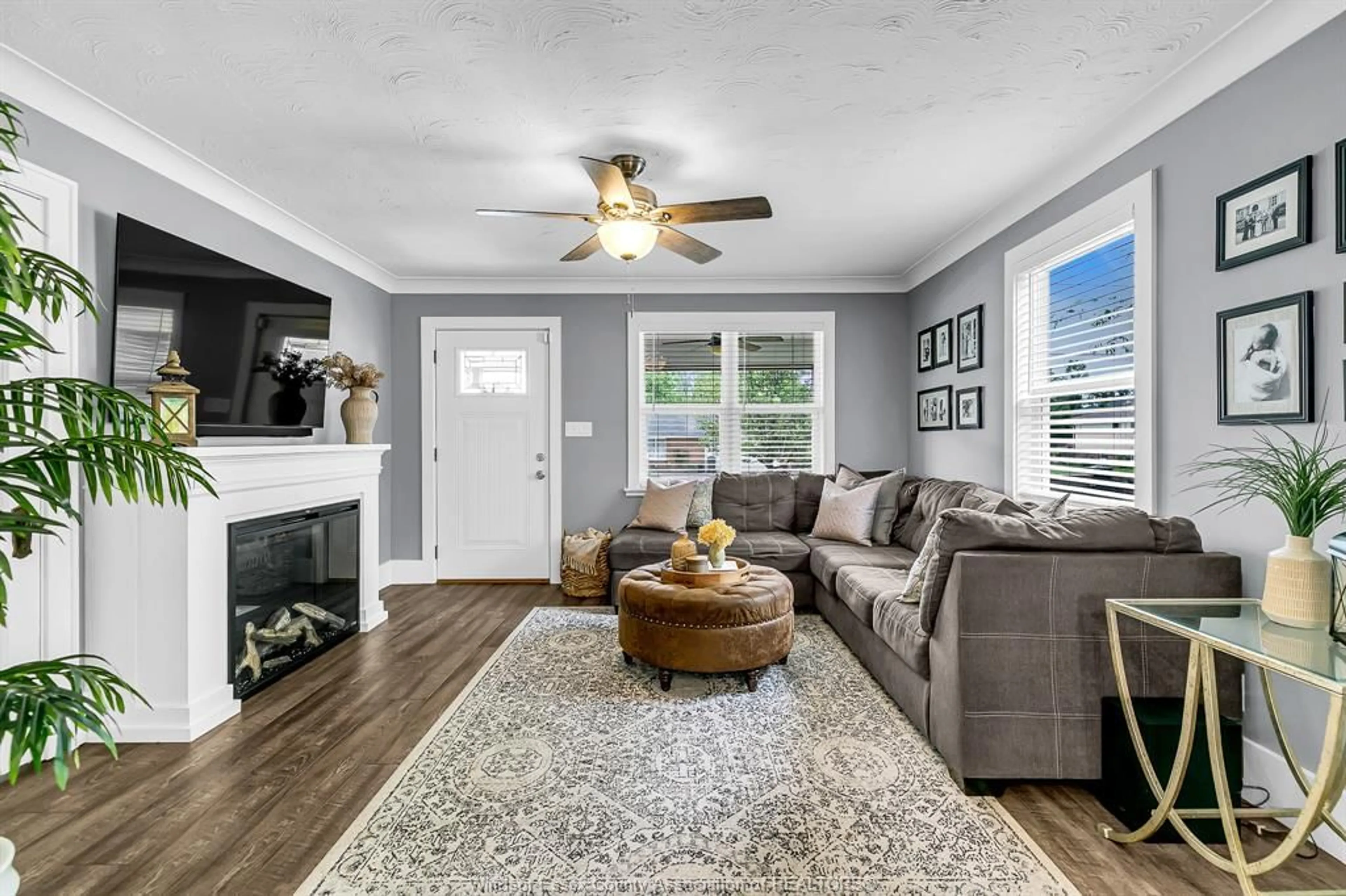 Living room with furniture, unknown for 2470 GRAND MARAIS Rd, Windsor Ontario N9E 1G2