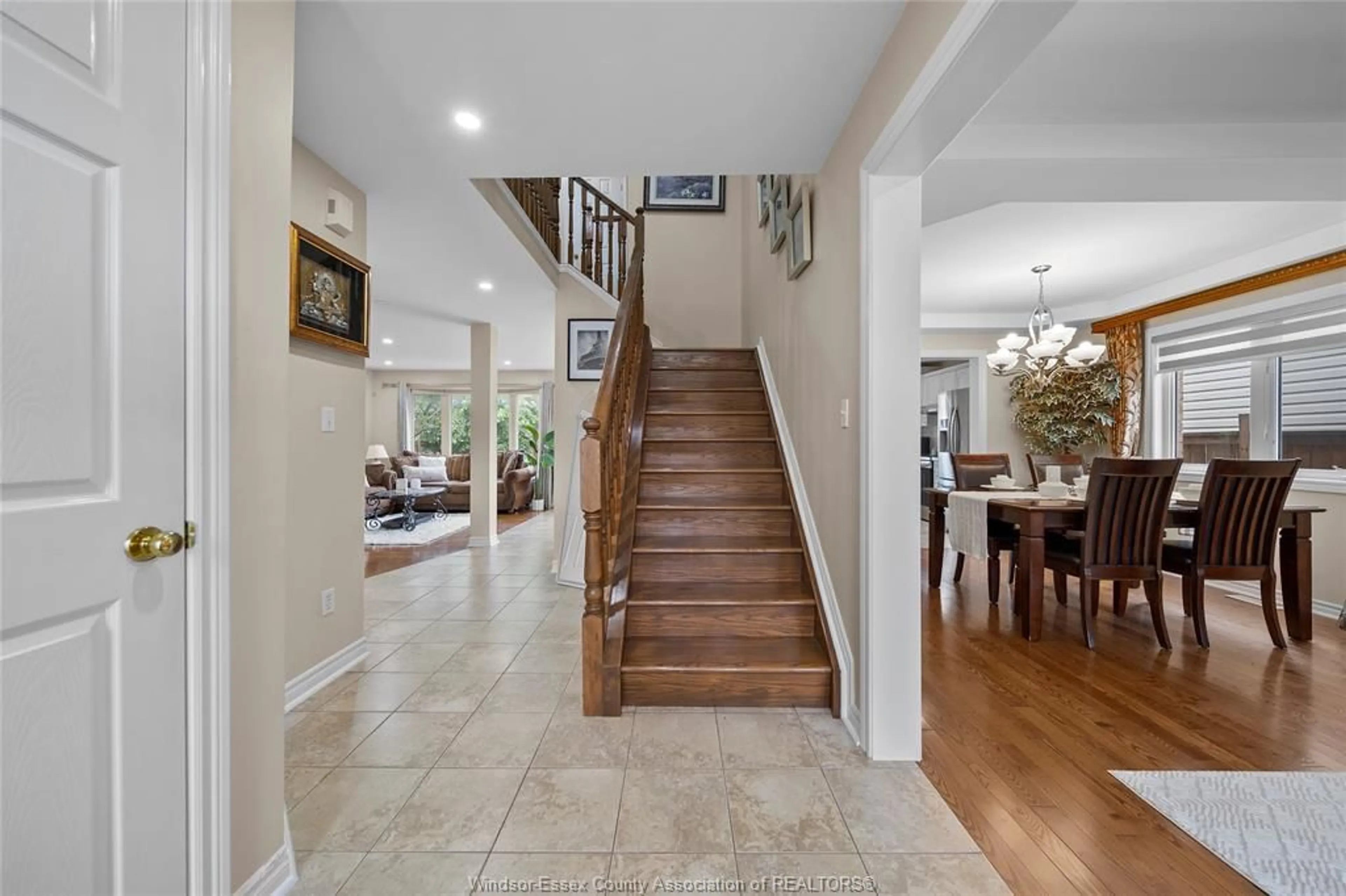 Indoor foyer for 4575 UNICORN Ave, Windsor Ontario N9G 3G5