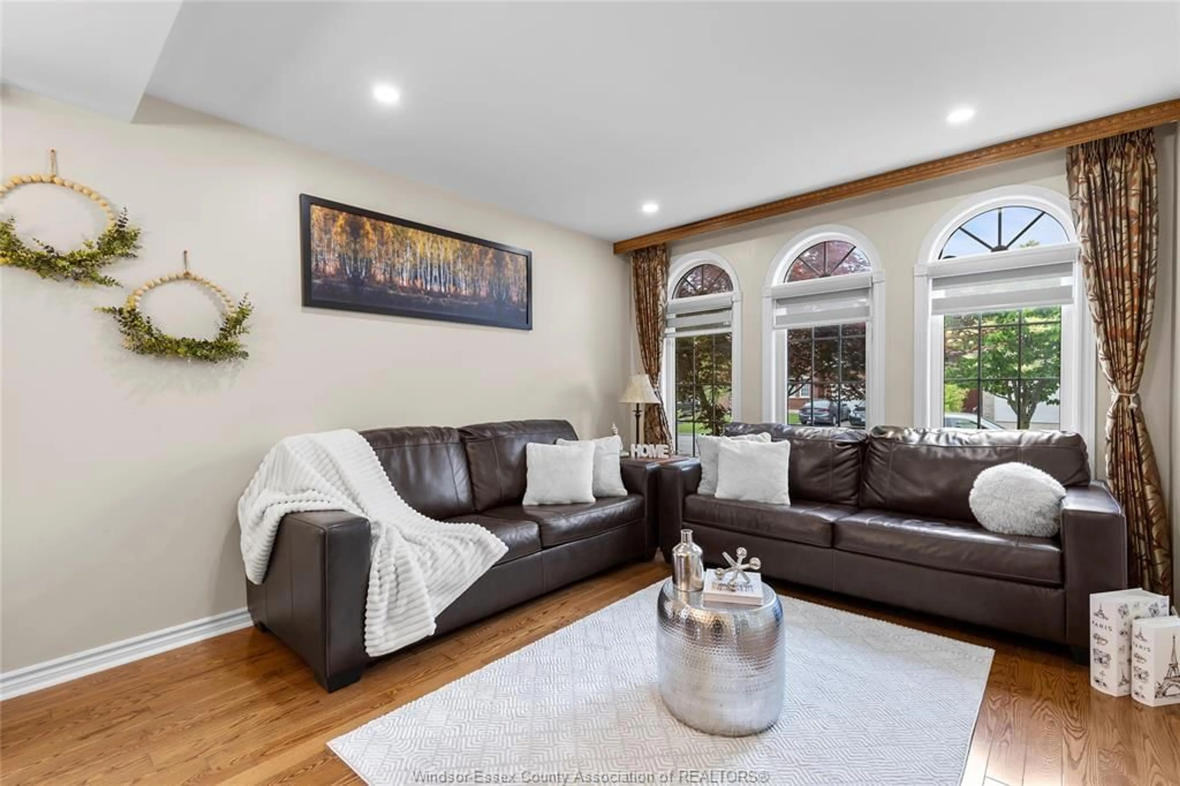 Living room with furniture, unknown for 4575 UNICORN Ave, Windsor Ontario N9G 3G5
