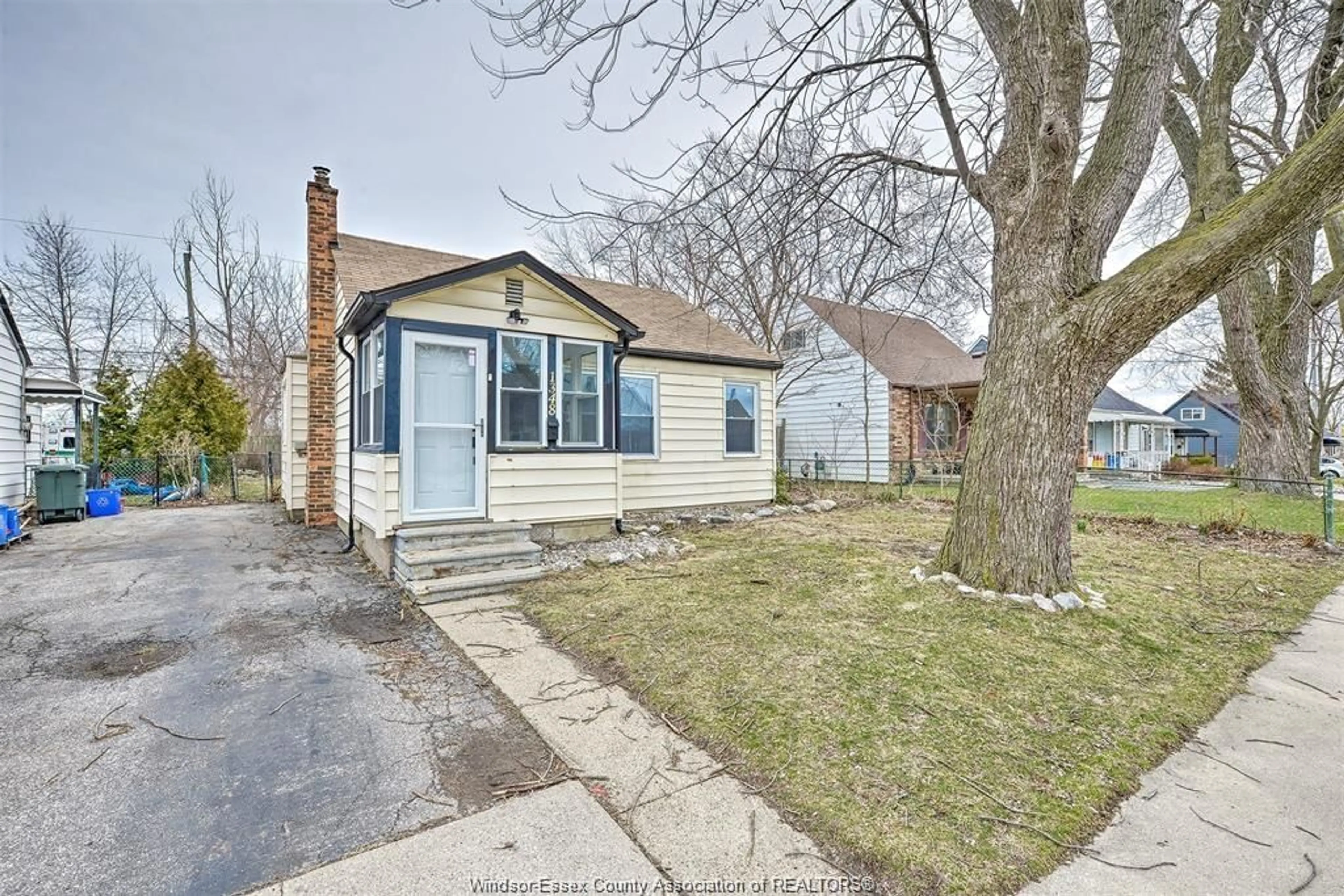 A pic from outside/outdoor area/front of a property/back of a property/a pic from drone, street for 1348 OAK St, Windsor Ontario N8X 2B3