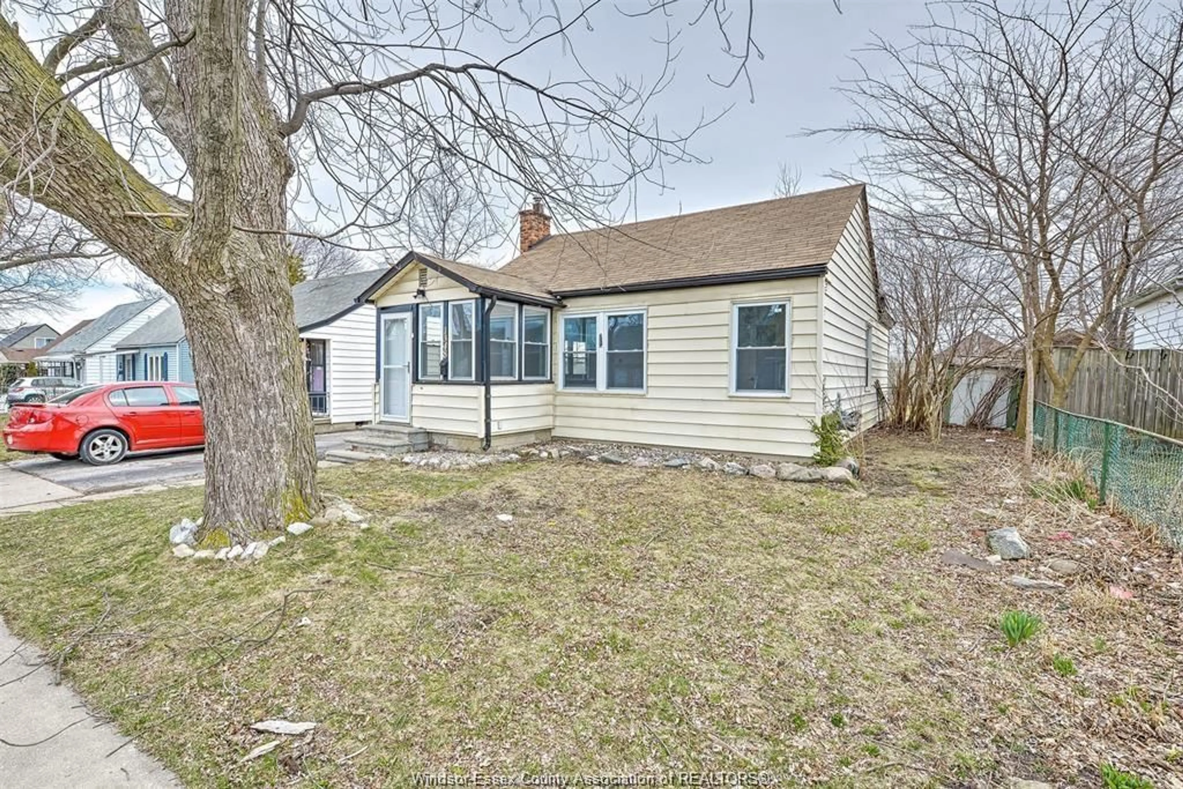 A pic from outside/outdoor area/front of a property/back of a property/a pic from drone, street for 1348 OAK St, Windsor Ontario N8X 2B3