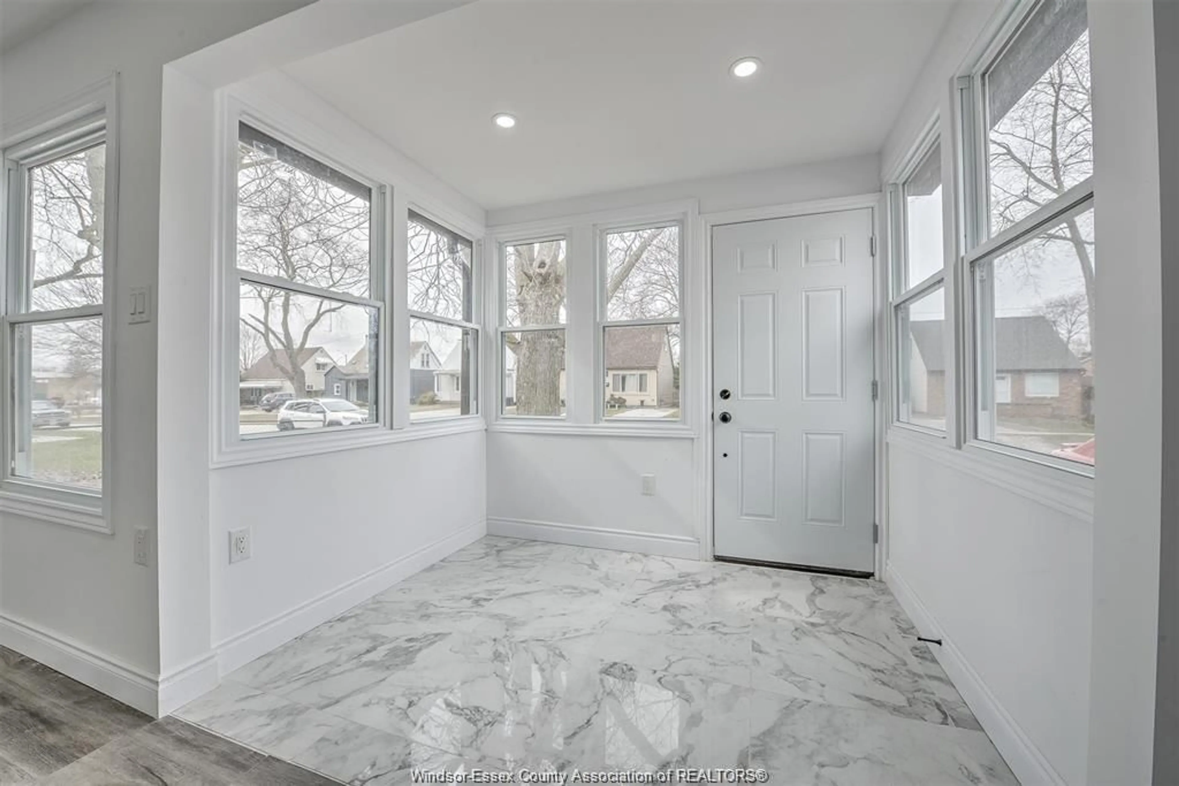 Indoor entryway for 1348 OAK St, Windsor Ontario N8X 2B3