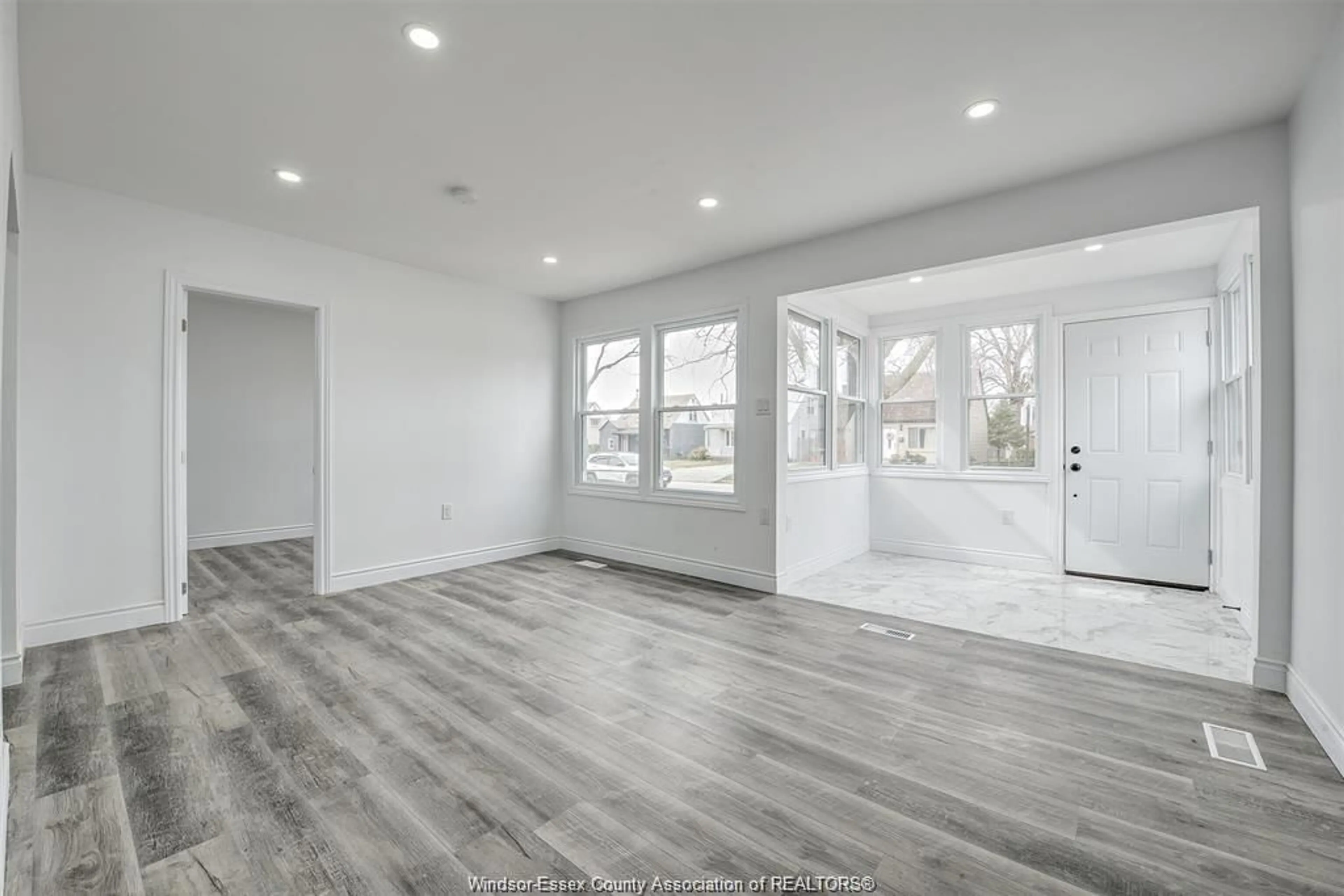 Indoor entryway for 1348 OAK St, Windsor Ontario N8X 2B3