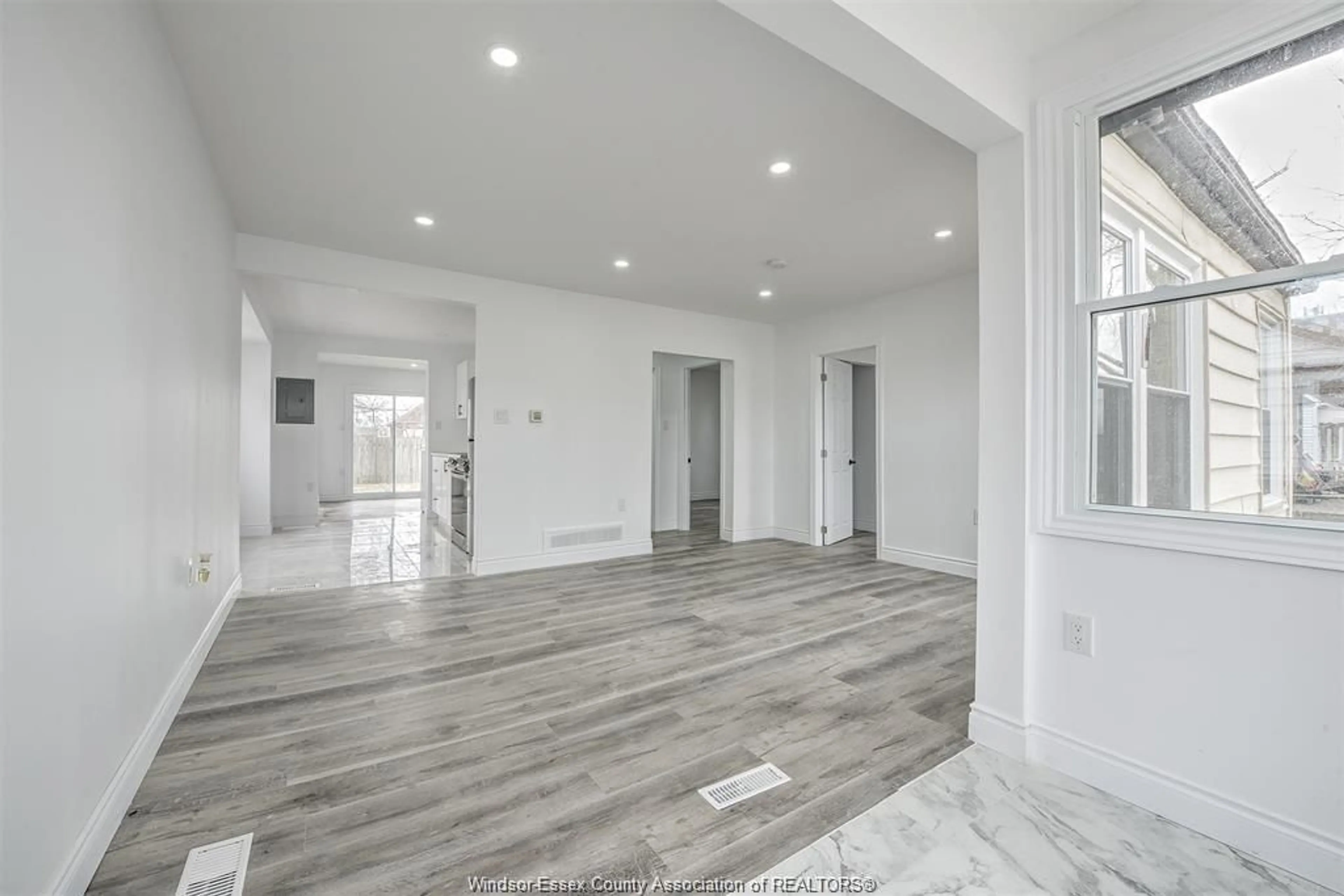 Unknown for 1348 OAK St, Windsor Ontario N8X 2B3
