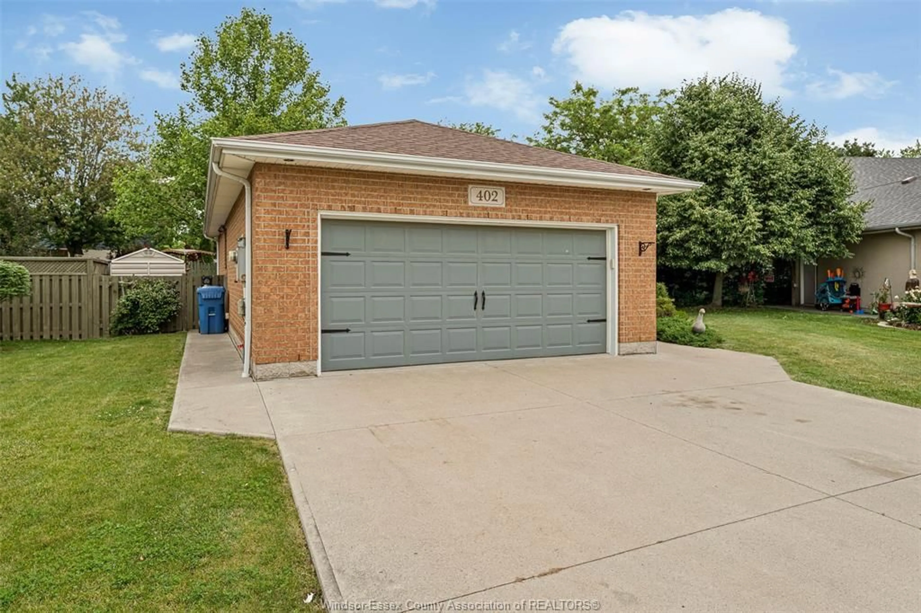 Indoor garage for 402 THORNRIDGE Cres, Amherstburg Ontario N9V 3X2