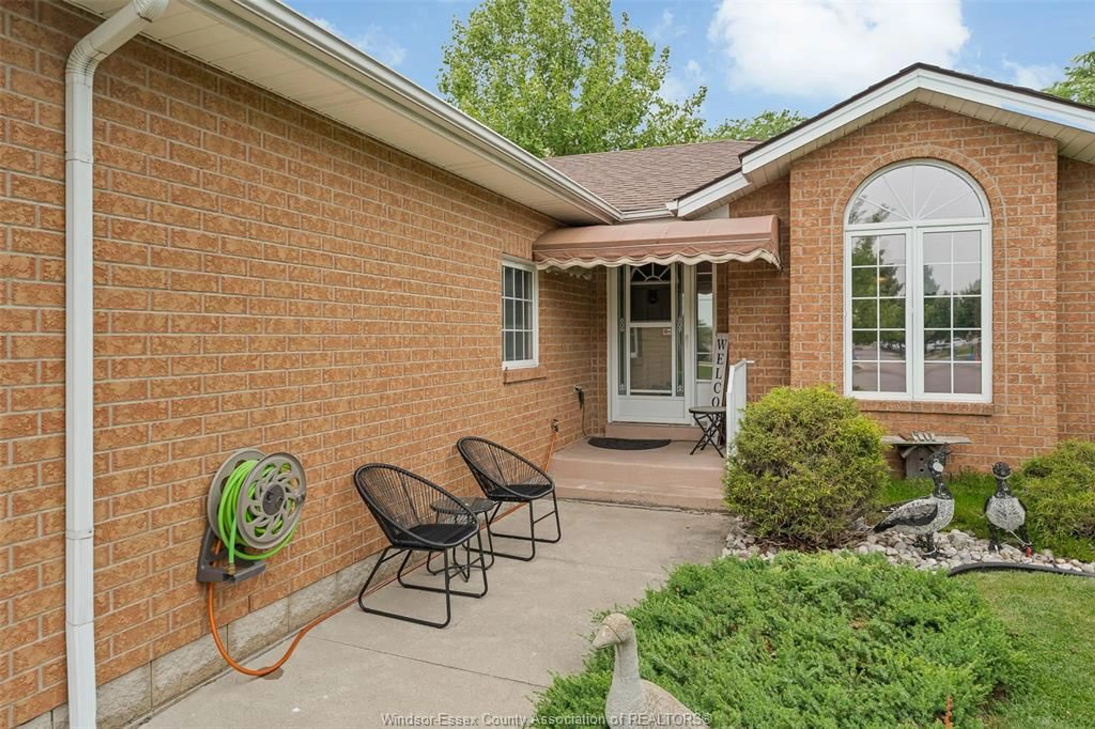 Home with brick exterior material, street for 402 THORNRIDGE Cres, Amherstburg Ontario N9V 3X2