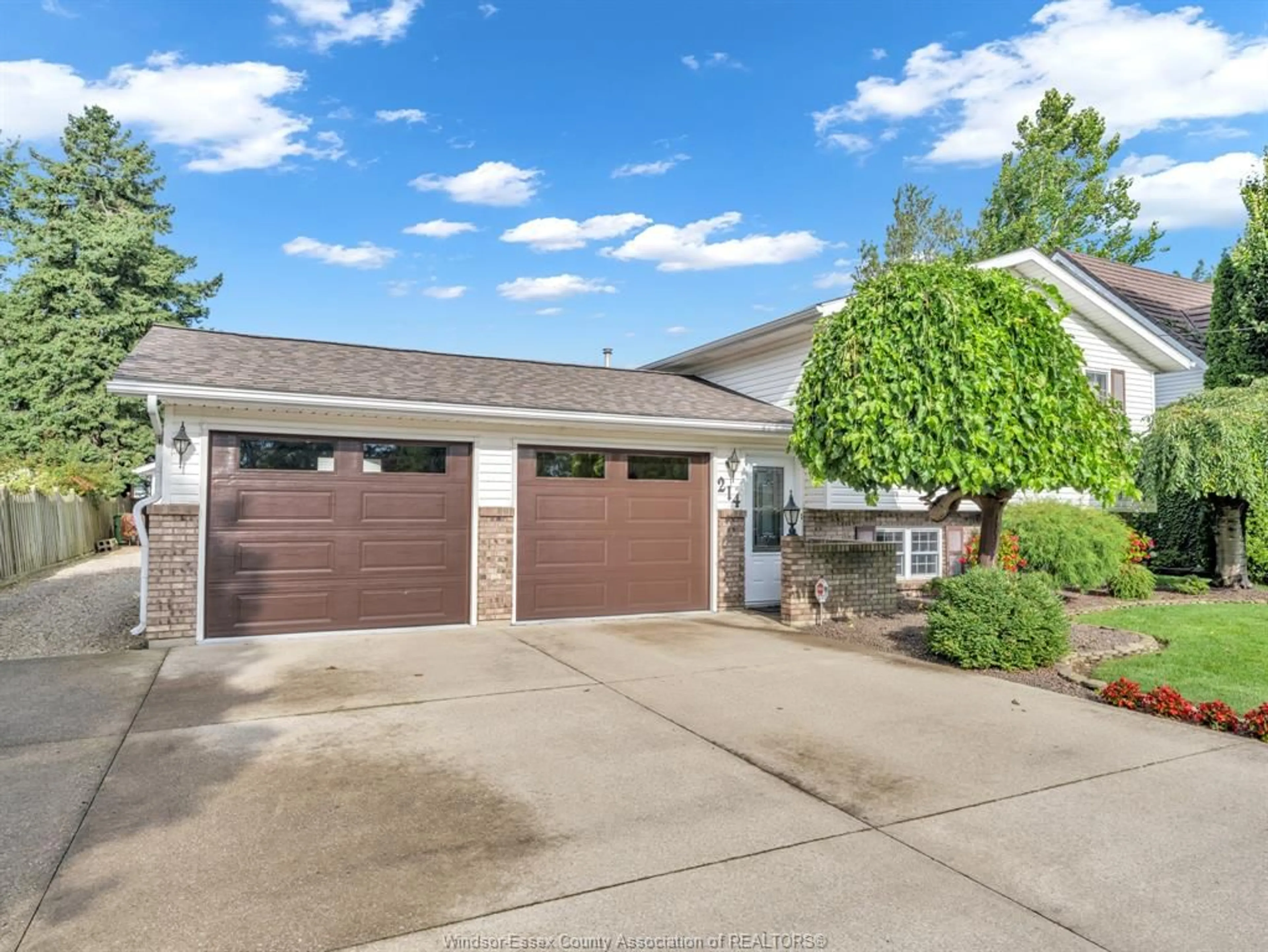Indoor garage for 214 PRINCE ALBERT St, Kingsville Ontario N9Y 1J7