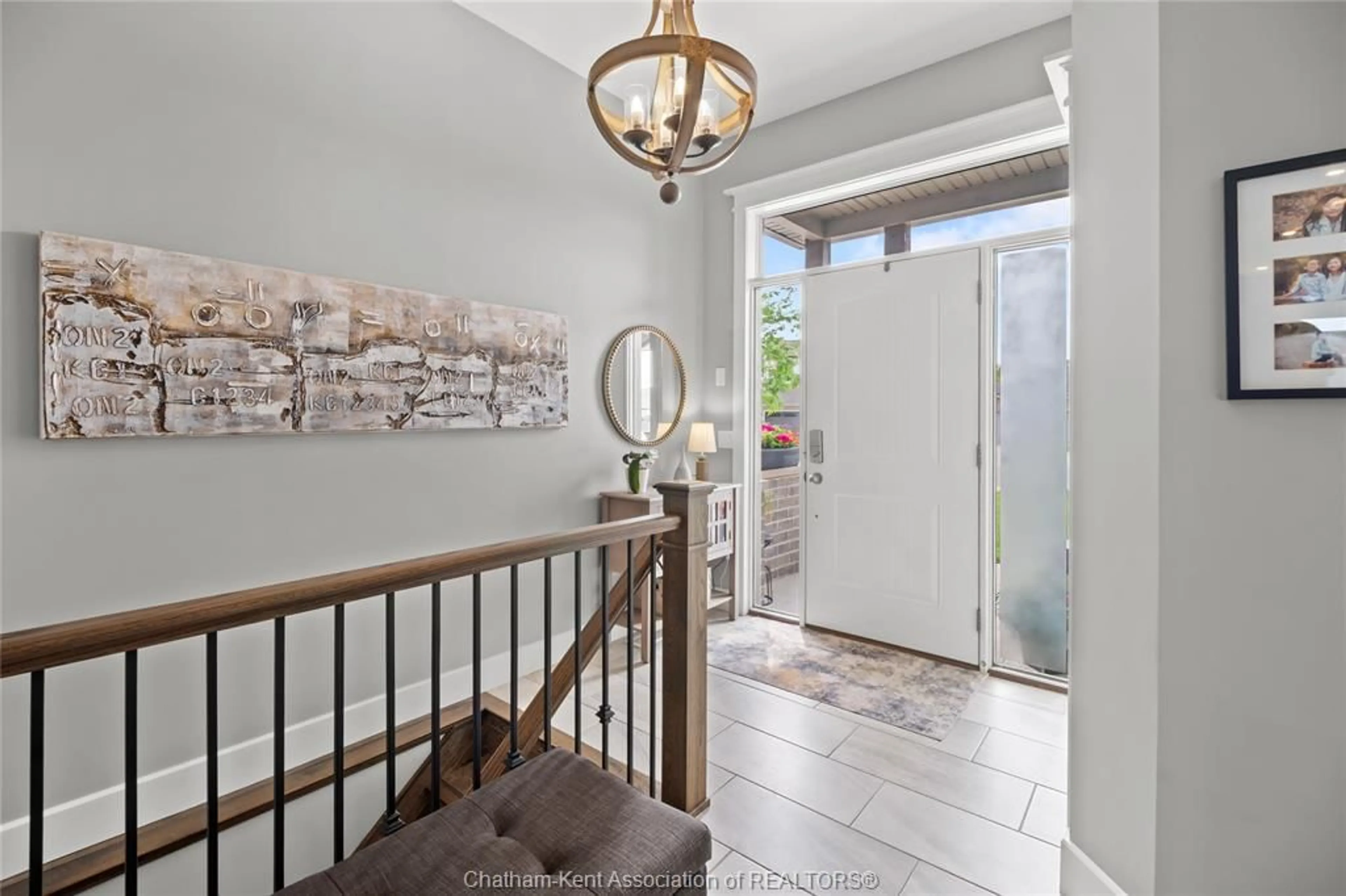 Indoor entryway for 171 Hudson Dr, Chatham Ontario N7L 0A4