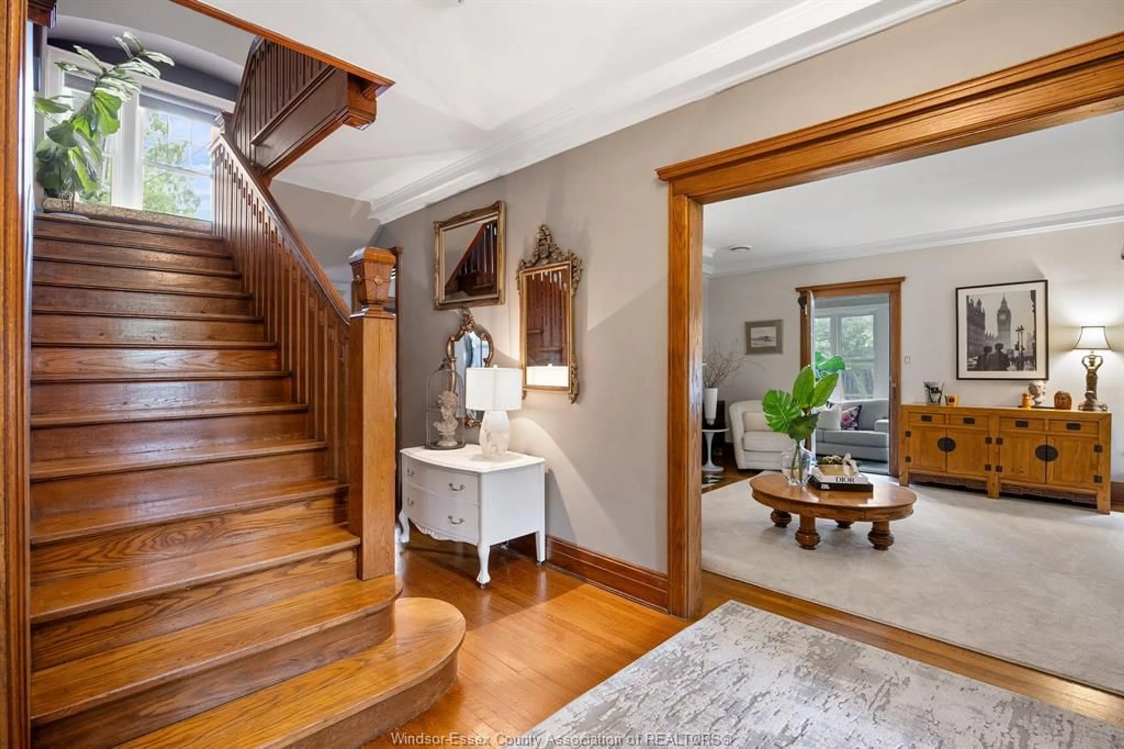 Indoor entryway for 712 DEVONSHIRE Rd, Windsor Ontario N8Y 2M1