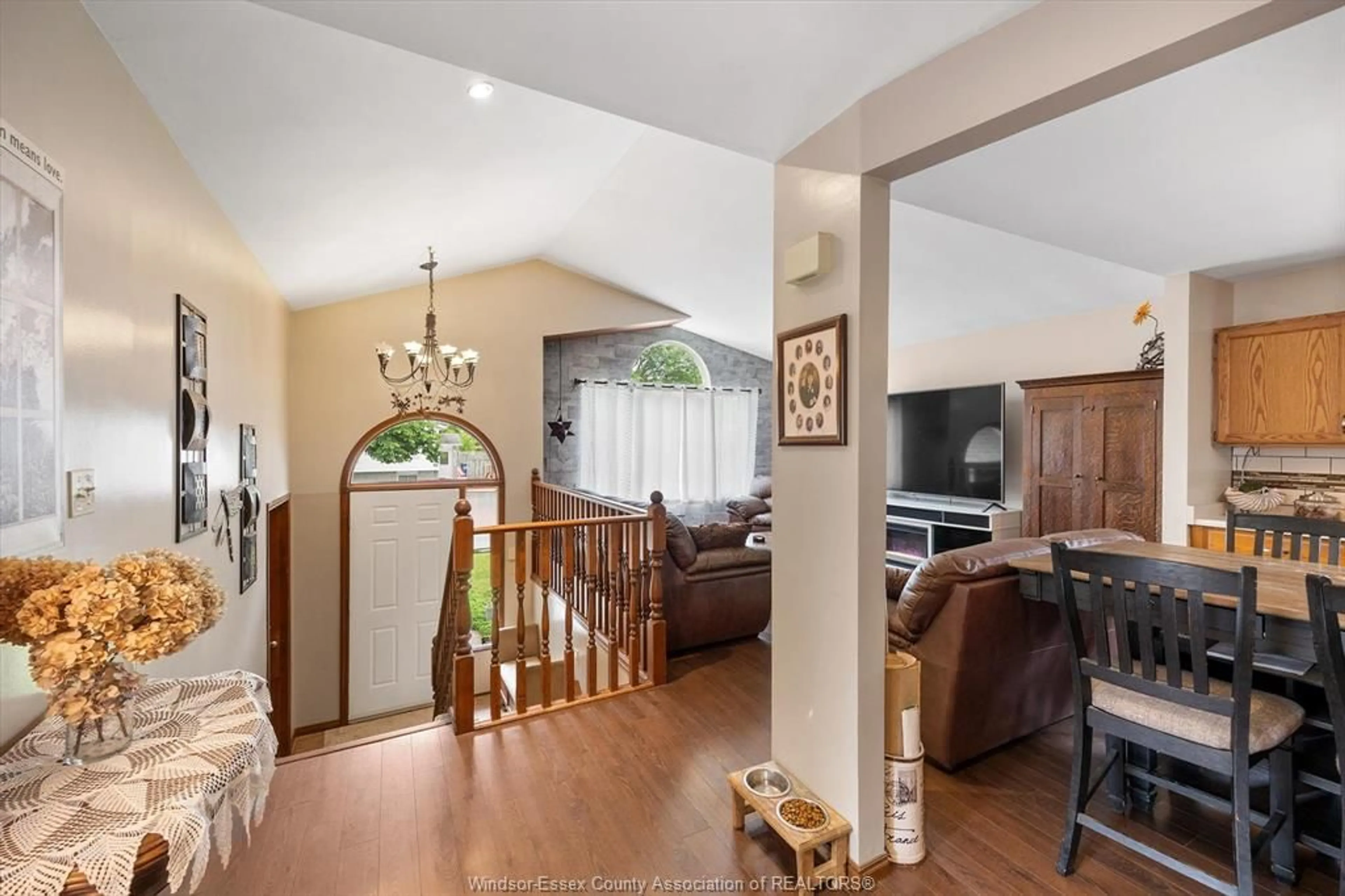 Indoor foyer for 4758 THERESA Trail, Windsor Ontario N8T 3M8