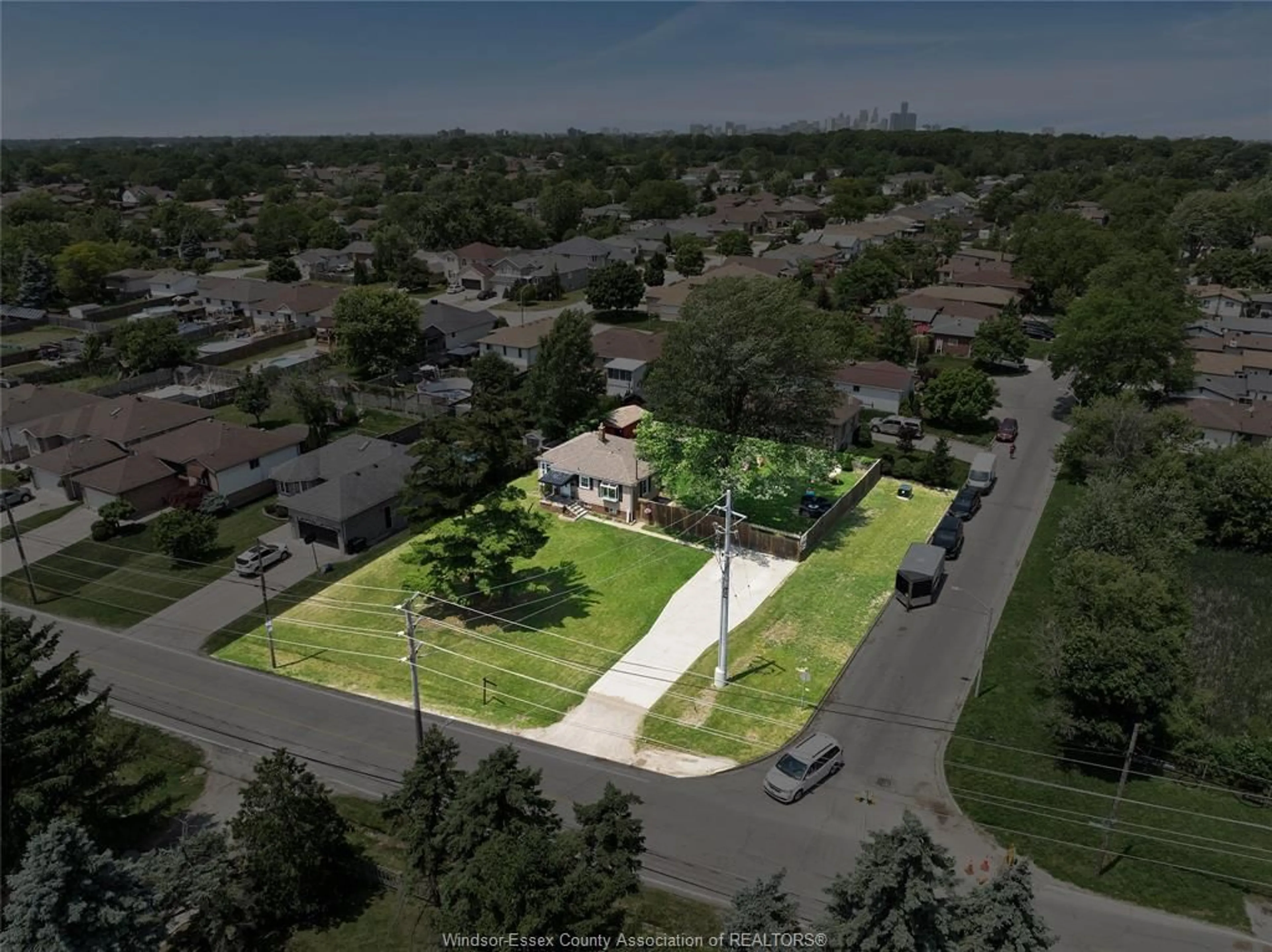 A pic from outside/outdoor area/front of a property/back of a property/a pic from drone, street for 1600 GRAND MARAIS Rd, Windsor Ontario N8W 1W2