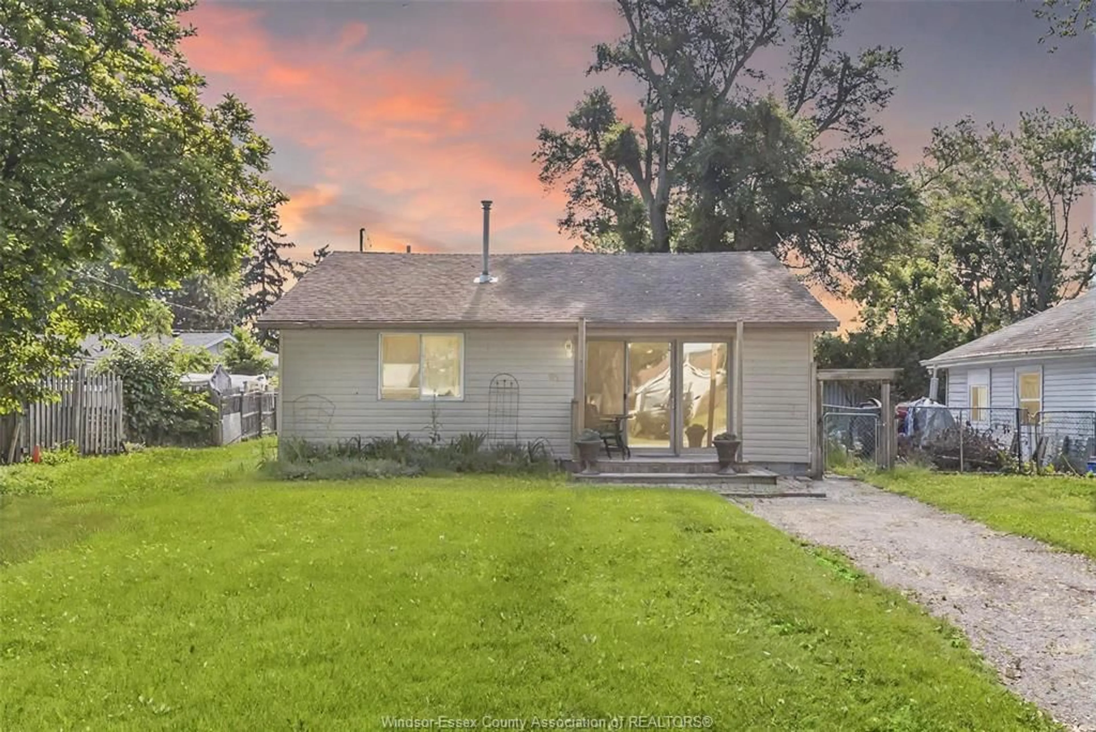 A pic from outside/outdoor area/front of a property/back of a property/a pic from drone, street for 280 FERRIS, Essex Ontario N0R 1G0