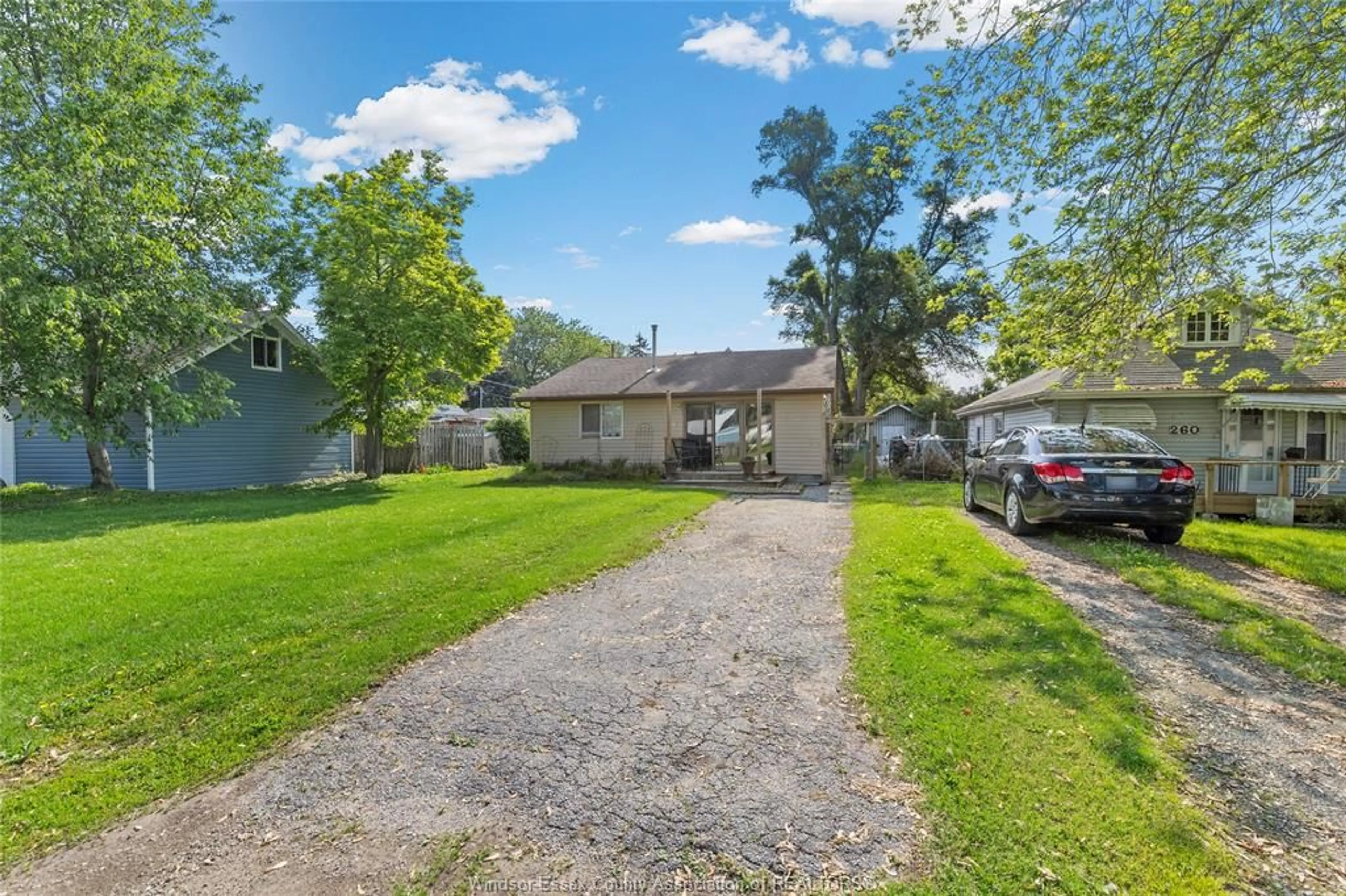 A pic from outside/outdoor area/front of a property/back of a property/a pic from drone, street for 280 FERRIS, Essex Ontario N0R 1G0