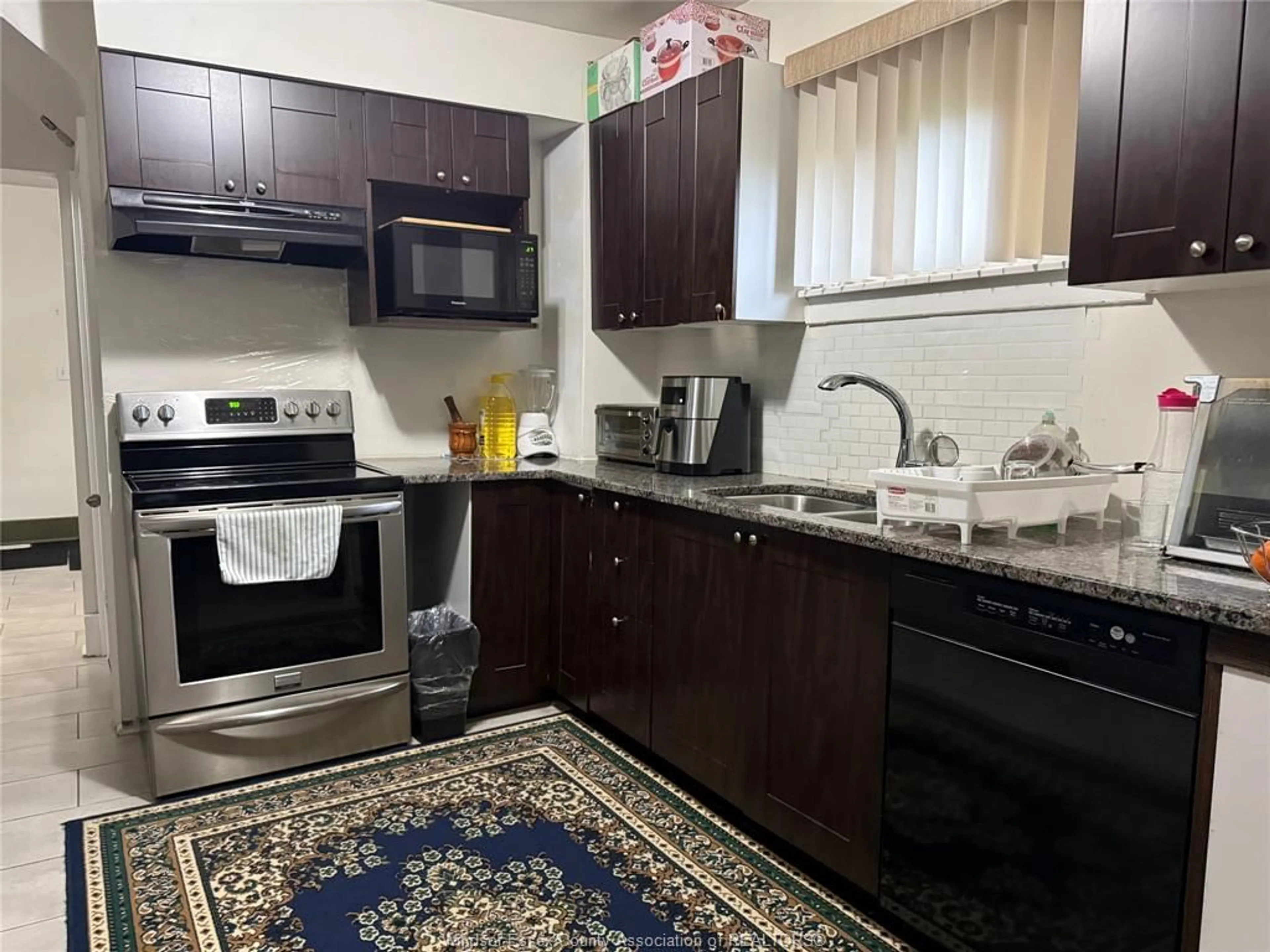Standard kitchen, unknown for 1116 PARENT, Windsor Ontario N9A 2E5