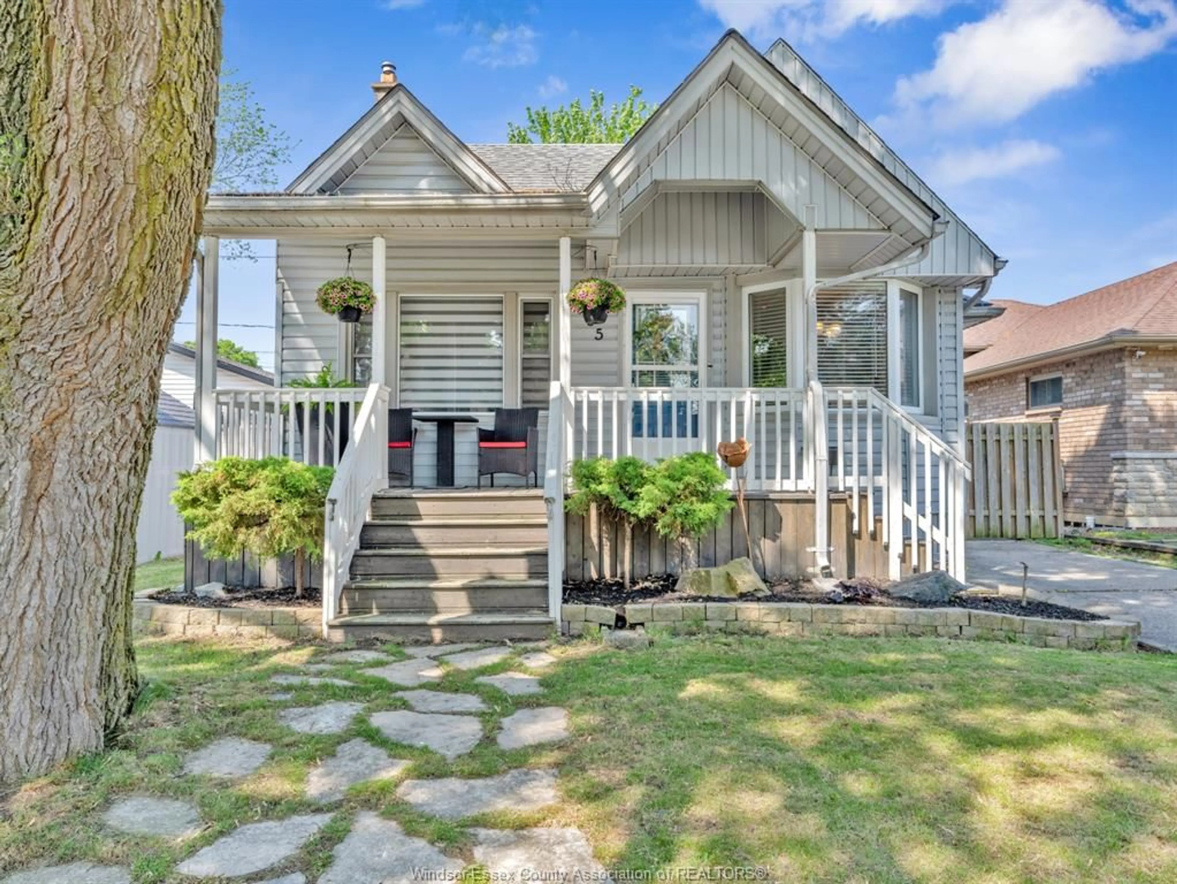 Home with vinyl exterior material, street for 965 PRADO, Windsor Ontario N8S 2H4