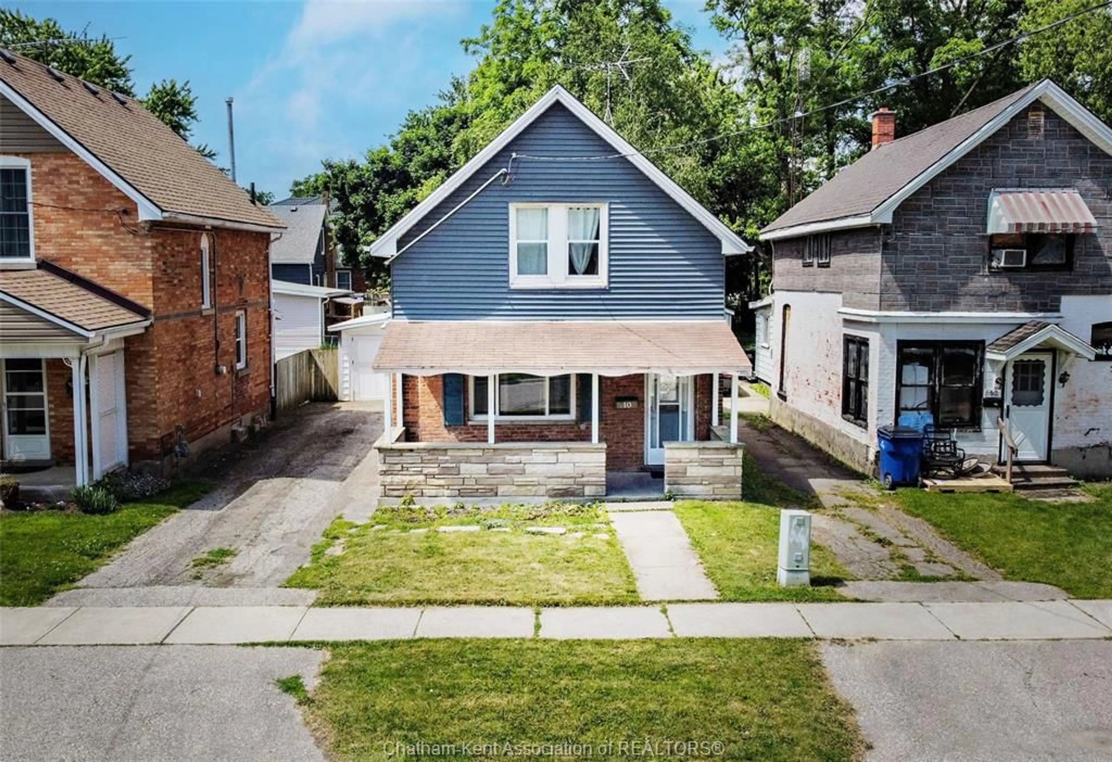 A pic from outside/outdoor area/front of a property/back of a property/a pic from drone, street for 10 DELAWARE Ave, Chatham Ontario N7L 2W2