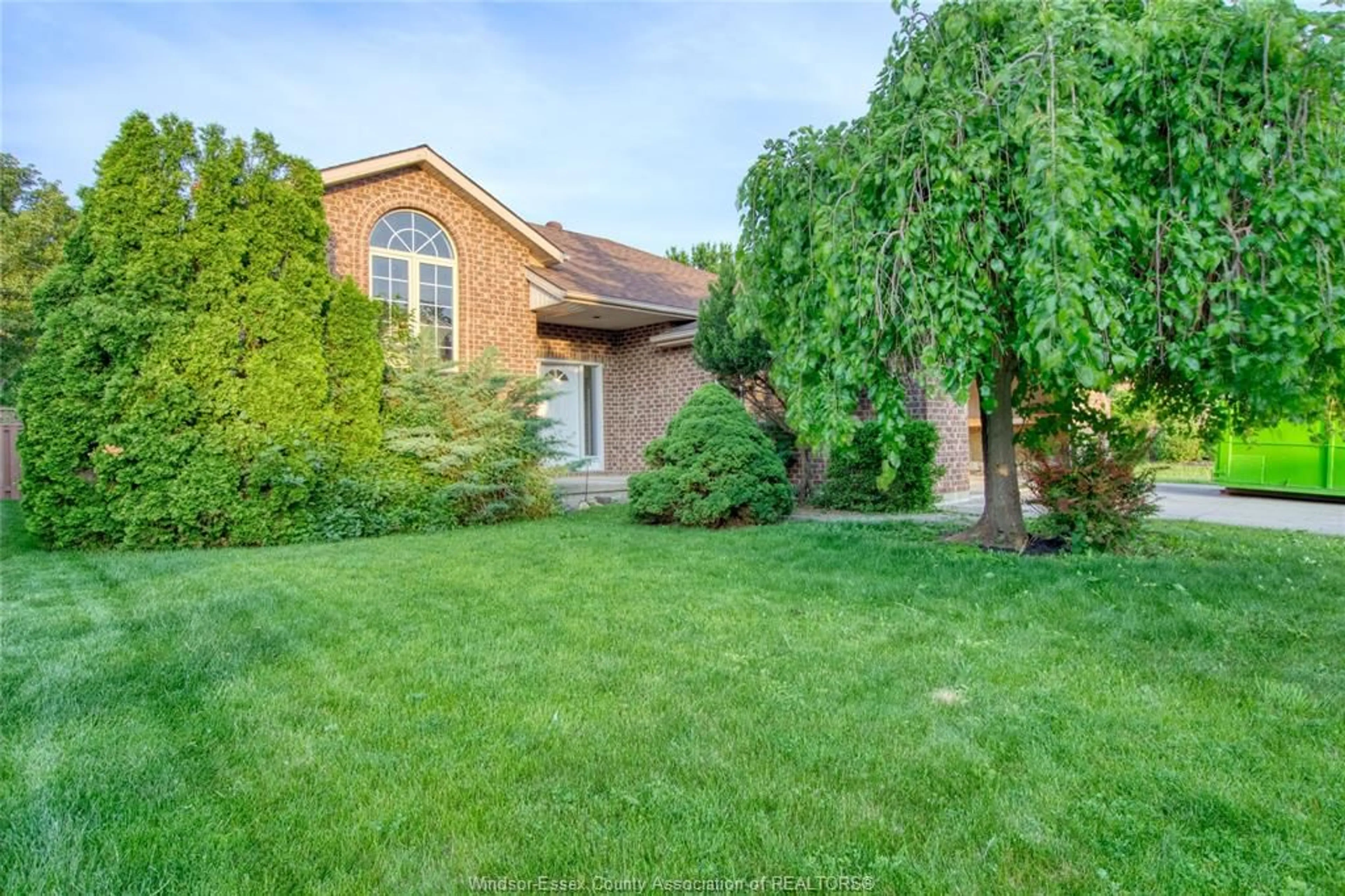 A pic from outside/outdoor area/front of a property/back of a property/a pic from drone, unknown for 248 WILLOWWOOD Dr, Lakeshore Ontario N0R 1A0
