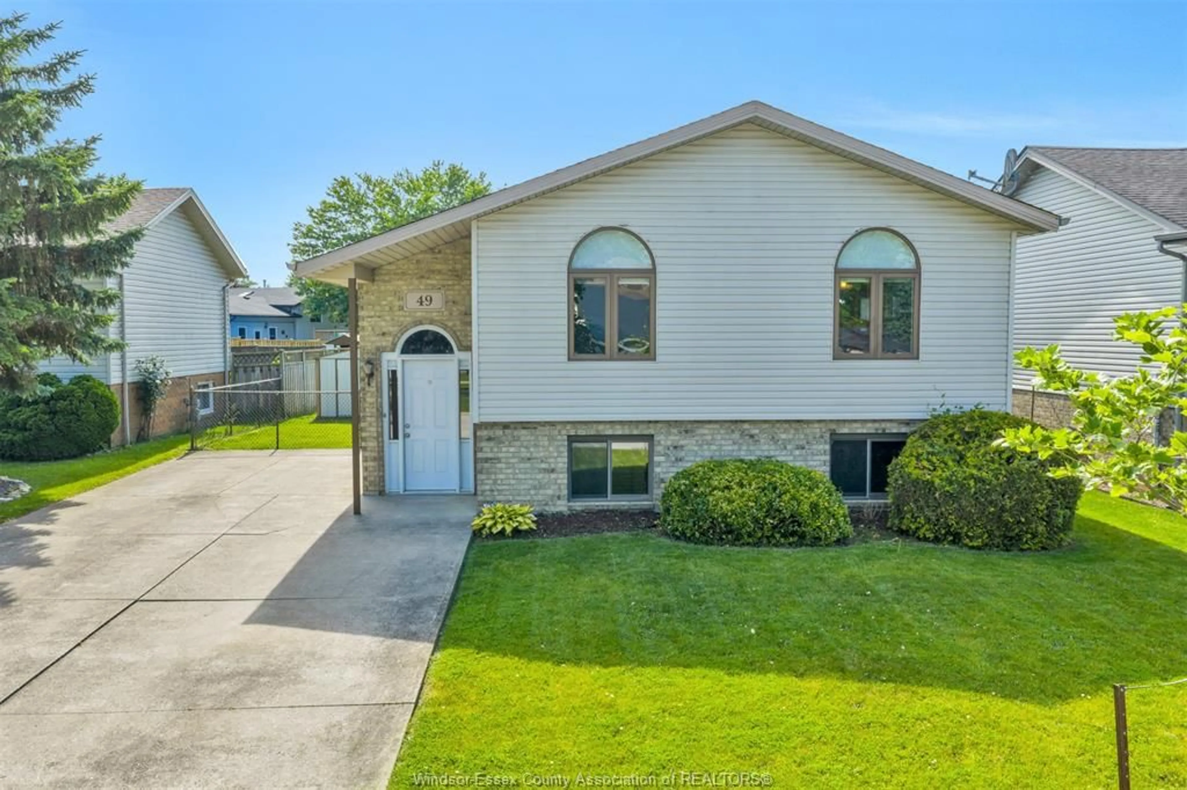 Home with vinyl exterior material, street for 49 ILLINOIS, Amherstburg Ontario N9V 3Y3