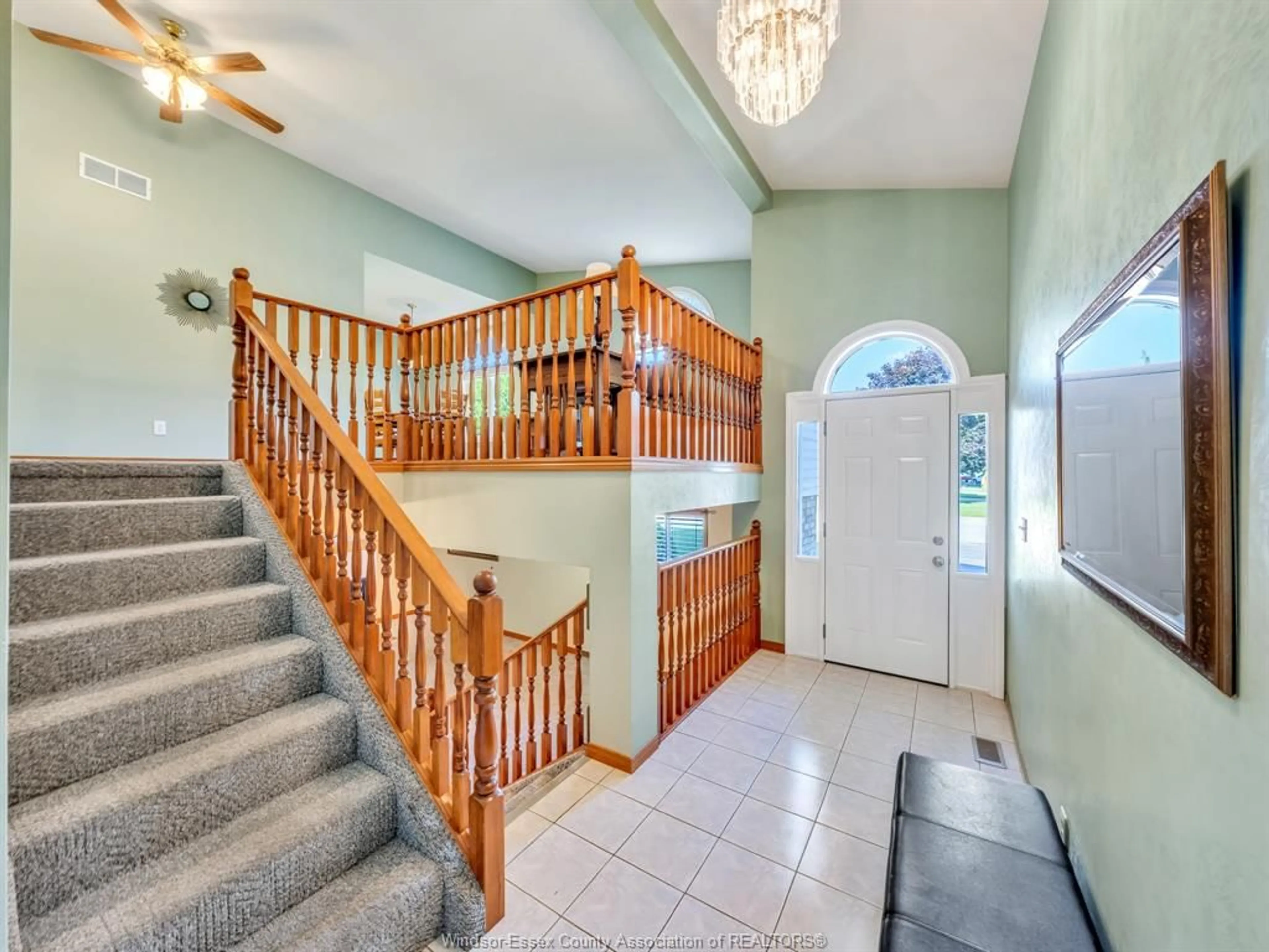 Indoor foyer for 49 ILLINOIS, Amherstburg Ontario N9V 3Y3