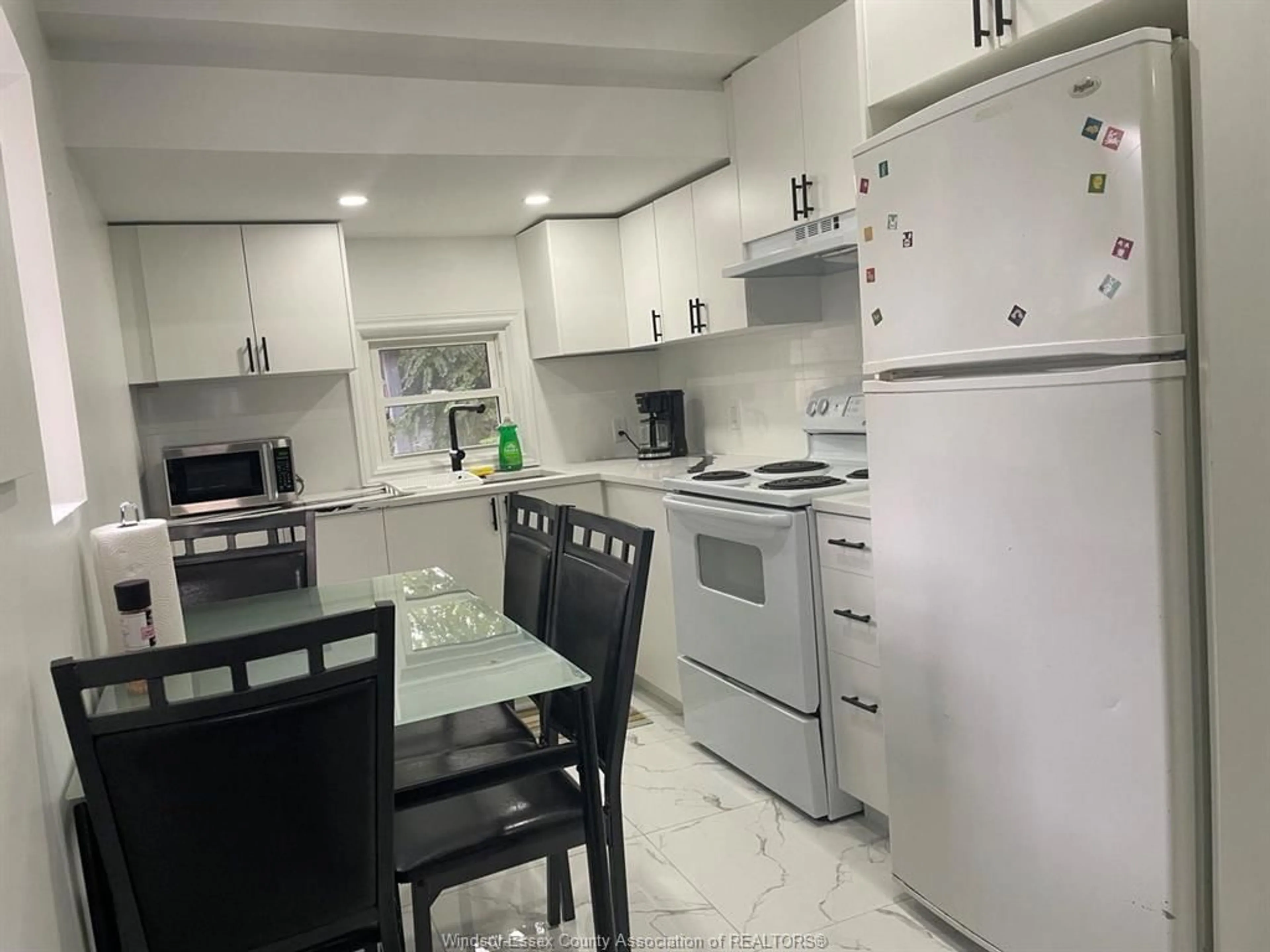 Standard kitchen, unknown for 814 LANGLOIS, Windsor Ontario N9A 2H1
