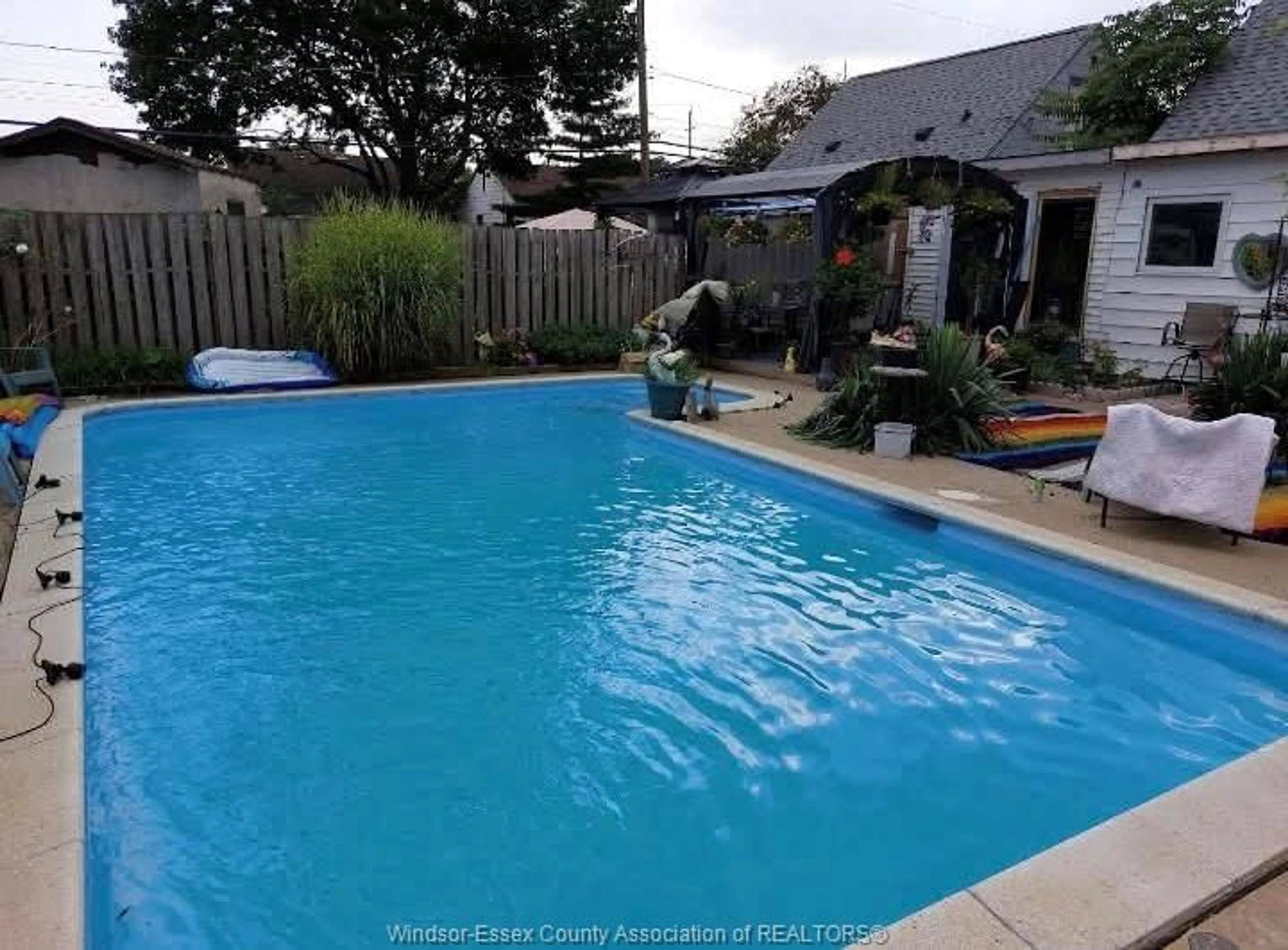 Pool for 1327 GRANVILLE Cres, Windsor Ontario N9C 3N7
