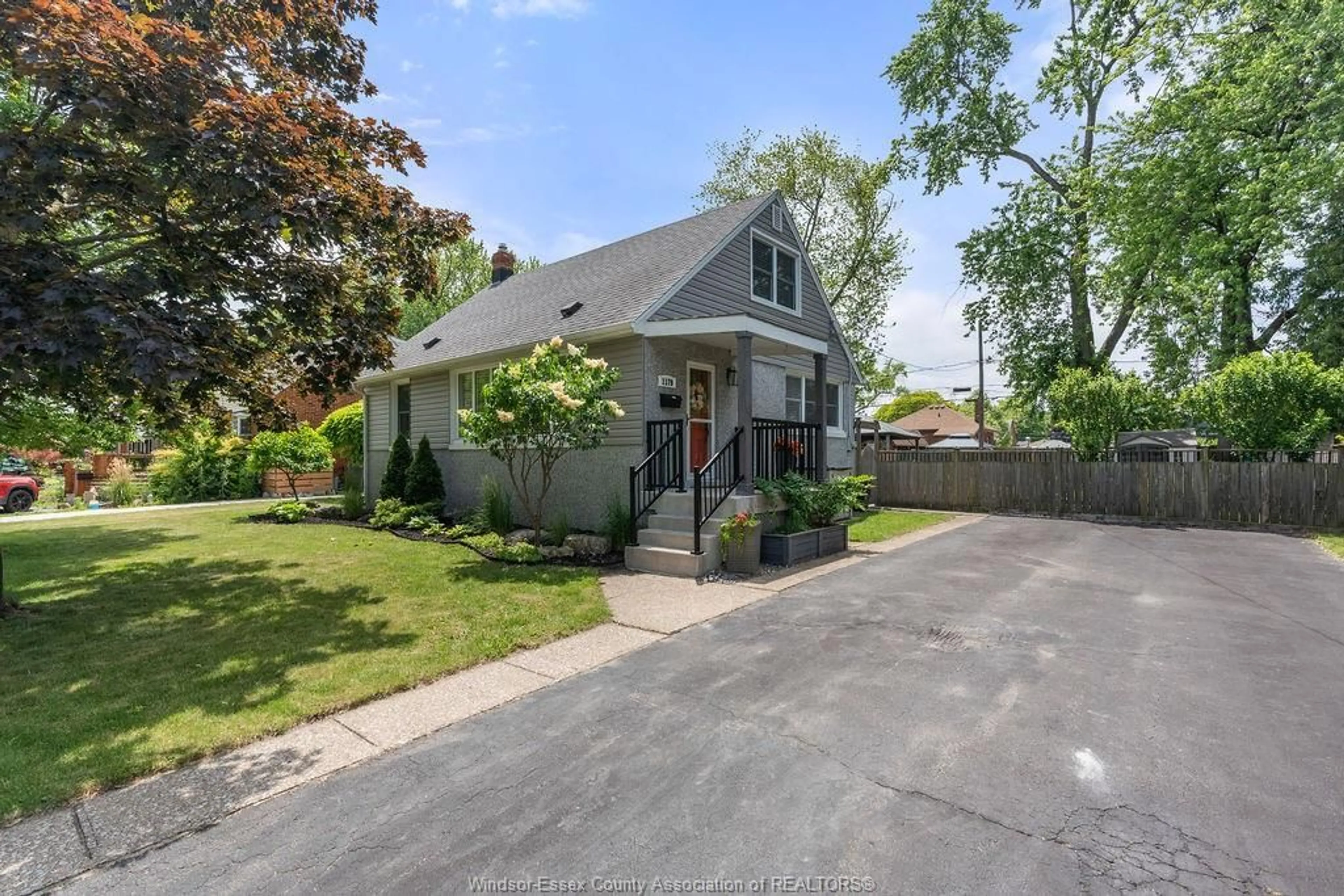 A pic from outside/outdoor area/front of a property/back of a property/a pic from drone, street for 1179 BELLE ISLE VIEW Blvd, Windsor Ontario N8S 3G8
