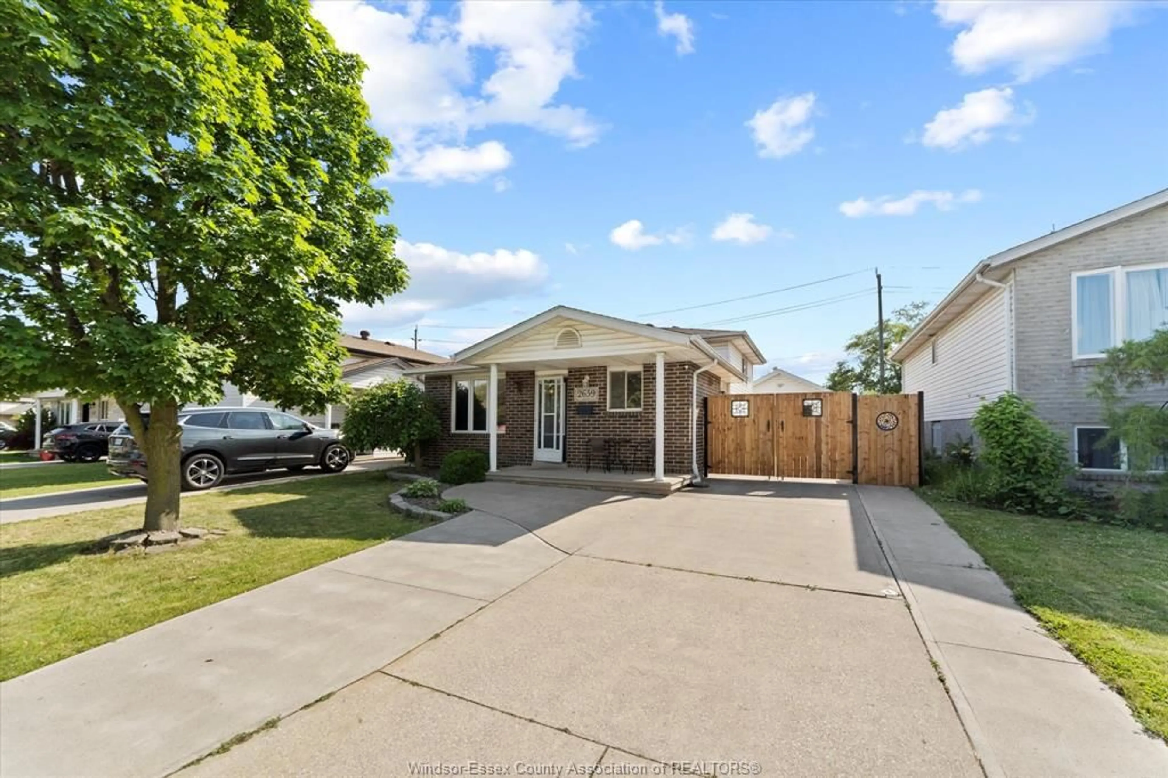 A pic from outside/outdoor area/front of a property/back of a property/a pic from drone, street for 2659 GEM, Windsor Ontario N8W 5N8
