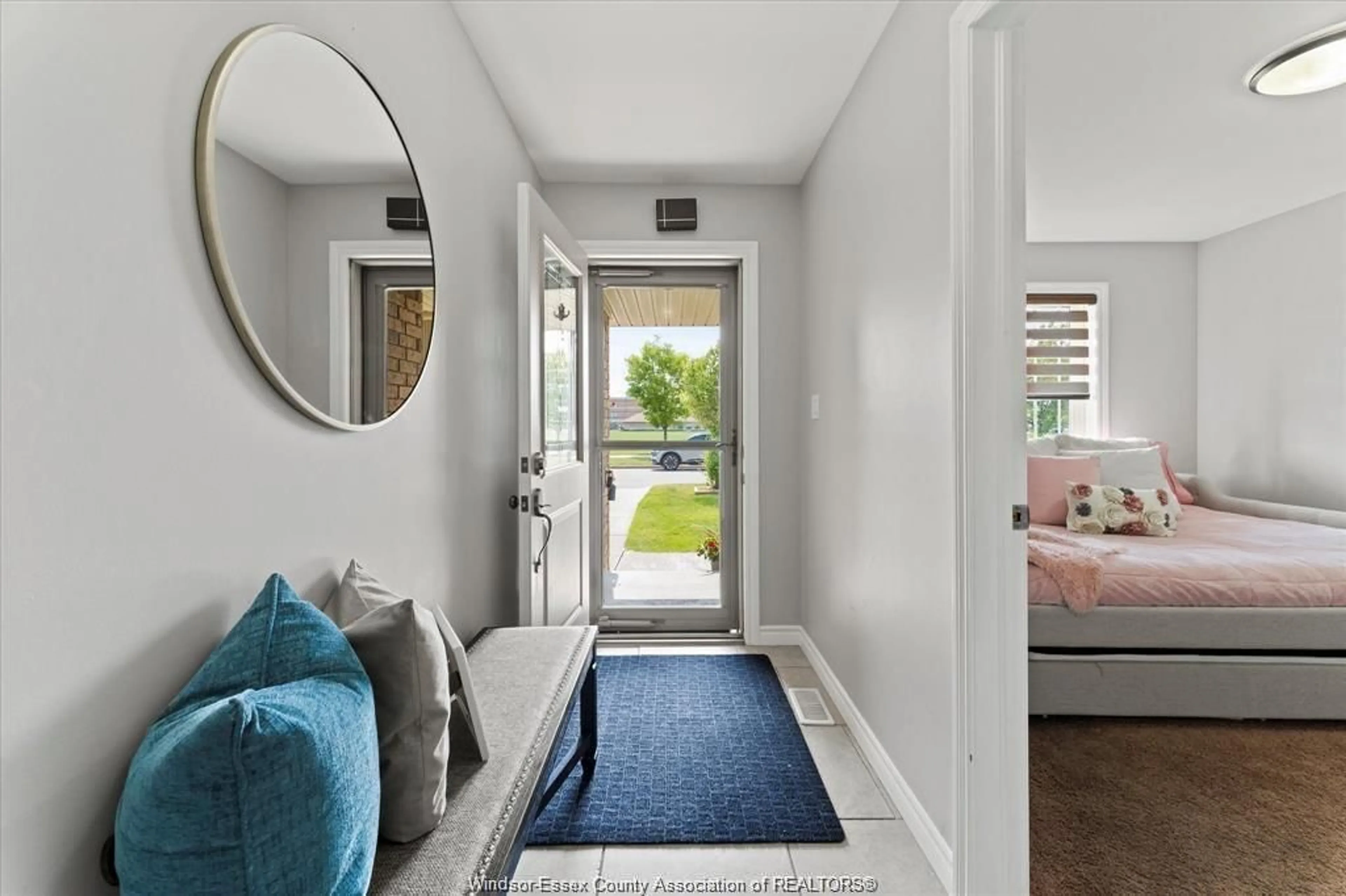 Indoor entryway for 2370 CYPRESS Ave, Windsor Ontario N8P 0A7
