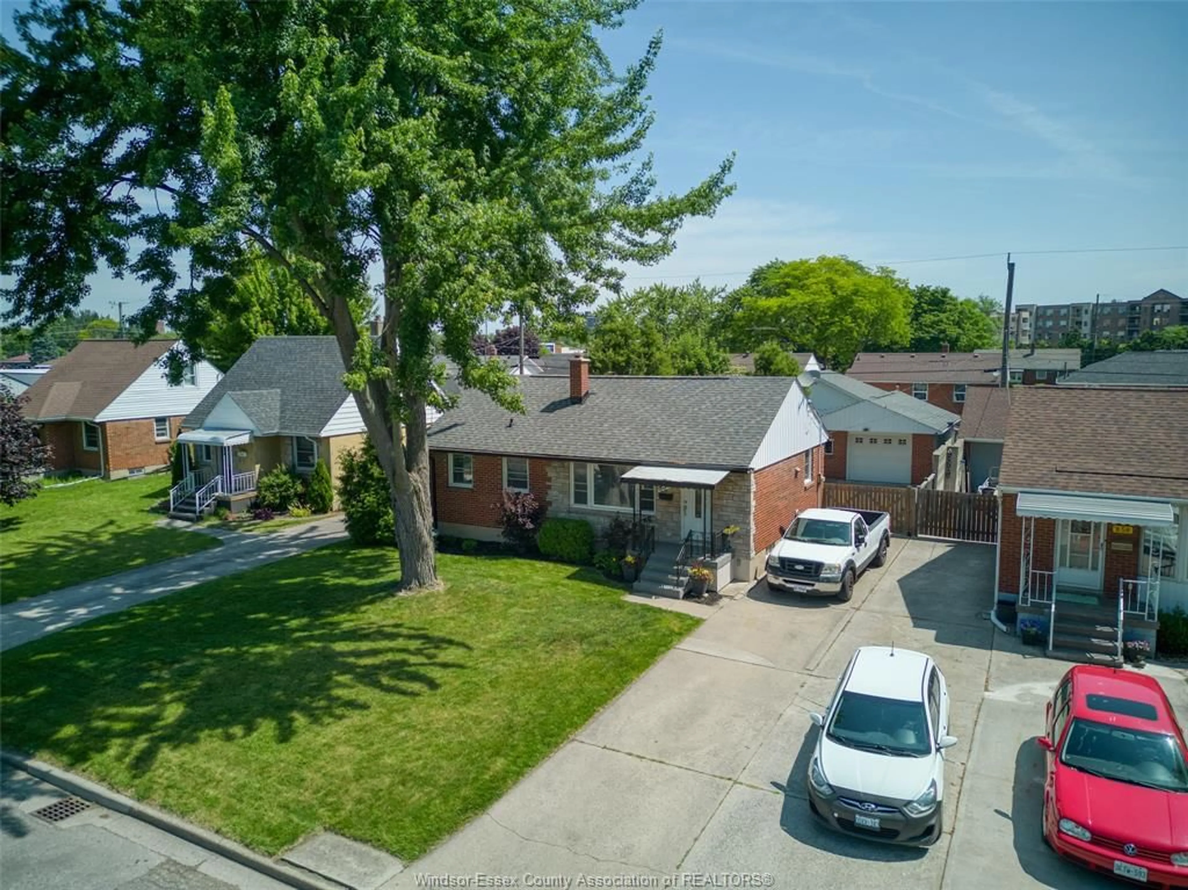 A pic from outside/outdoor area/front of a property/back of a property/a pic from drone, street for 852 LAPORTE Ave, Windsor Ontario N8S 3R4