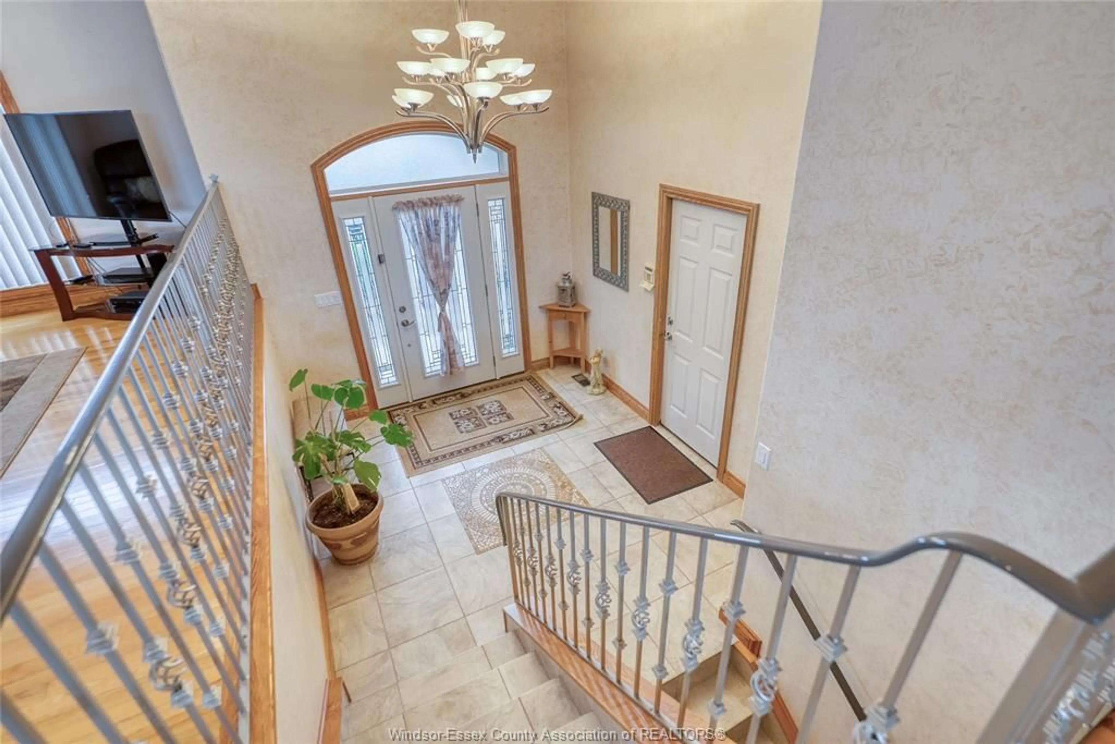 Indoor foyer for 10859 MANCROFT, Windsor Ontario N8P 1R4