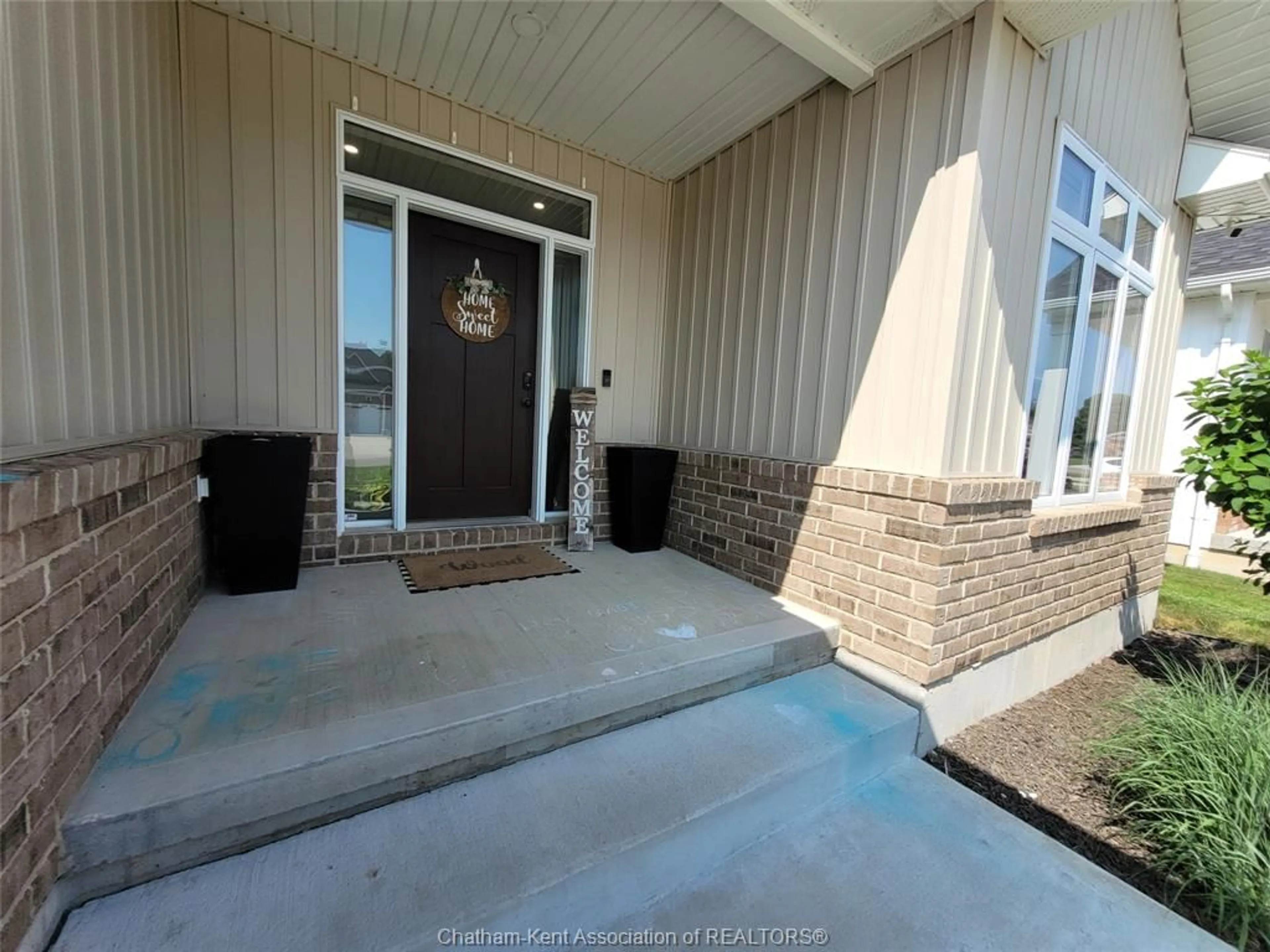 Indoor entryway for 300 DAVIES St, Dresden Ontario N0P 1M0