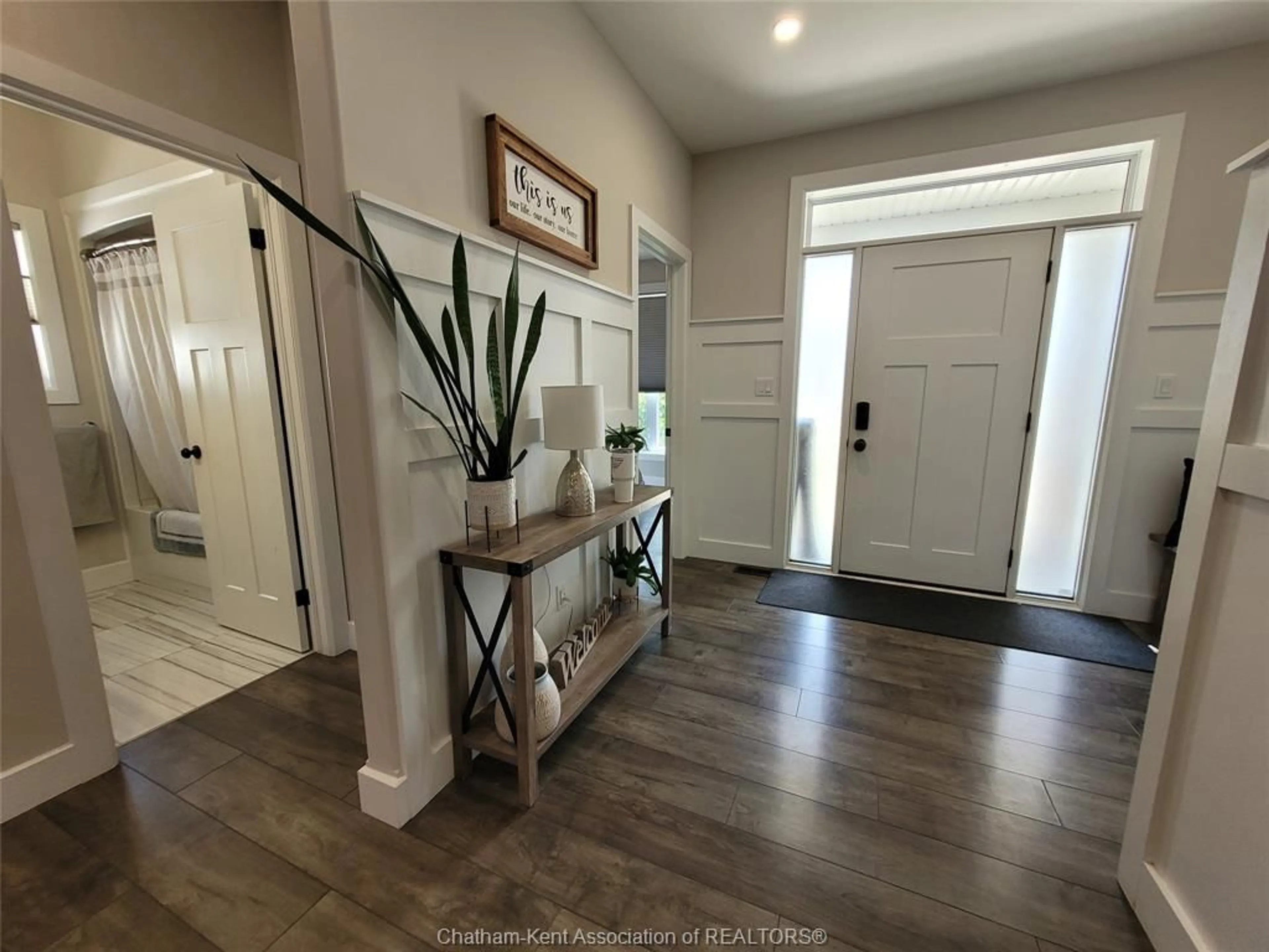 Indoor entryway for 300 DAVIES St, Dresden Ontario N0P 1M0